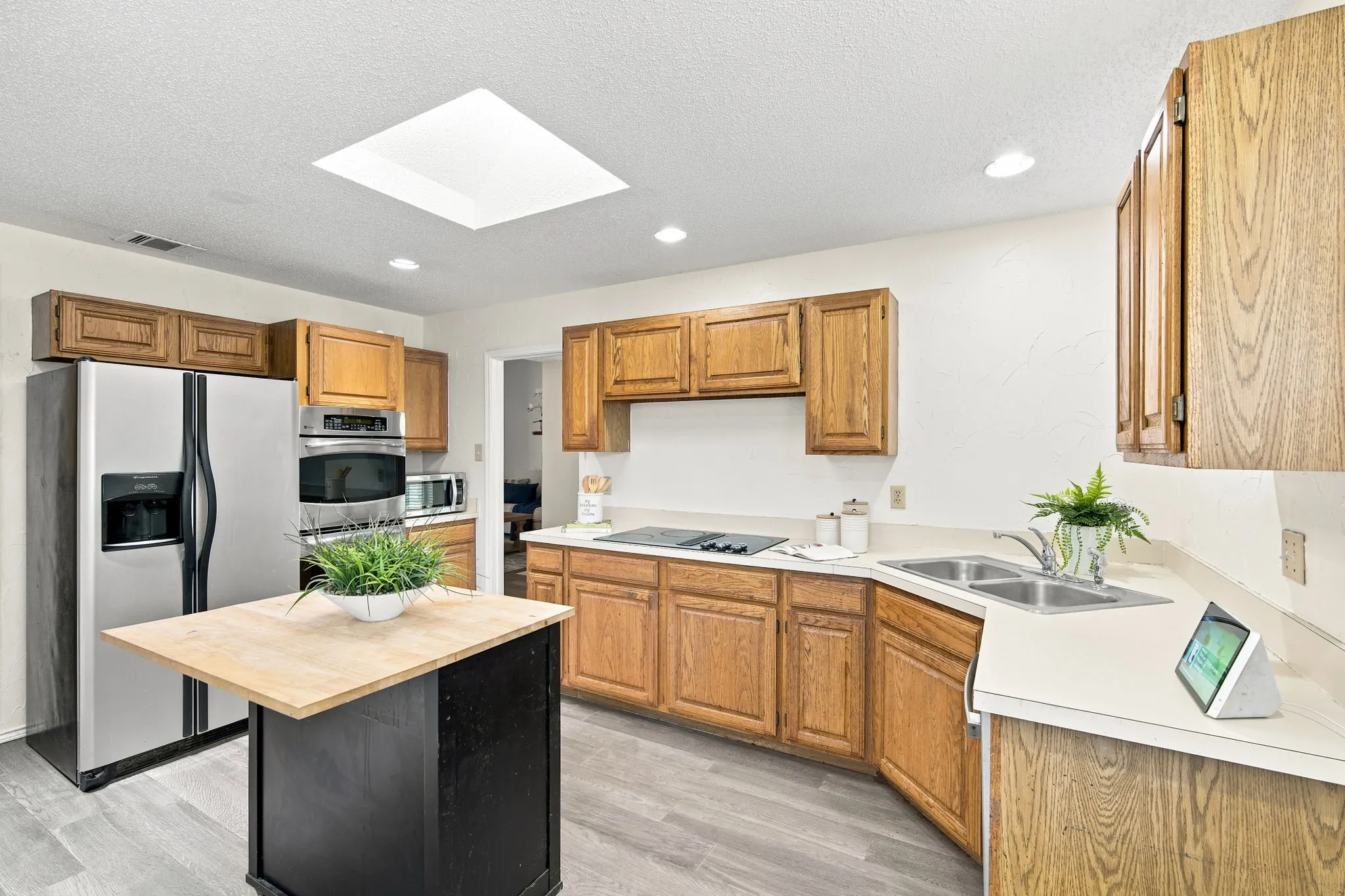 Single Family Residence For Sale in Dallas County , 1121 The Meadows Parkway, De Soto, Texas 75115, 3 Bedroom, 2 Bathroom, 2 Garage spaces, 2,122 Sqft, built in 1987, mls#21342109, Real Estate Agent in De Soto, Homes For Sale in Dallas county, Homes For Sale in De Soto, Realtor in De Soto Texas, Real Estate Brokerage Independent Realty Texas, Luminita Cordes Realtor