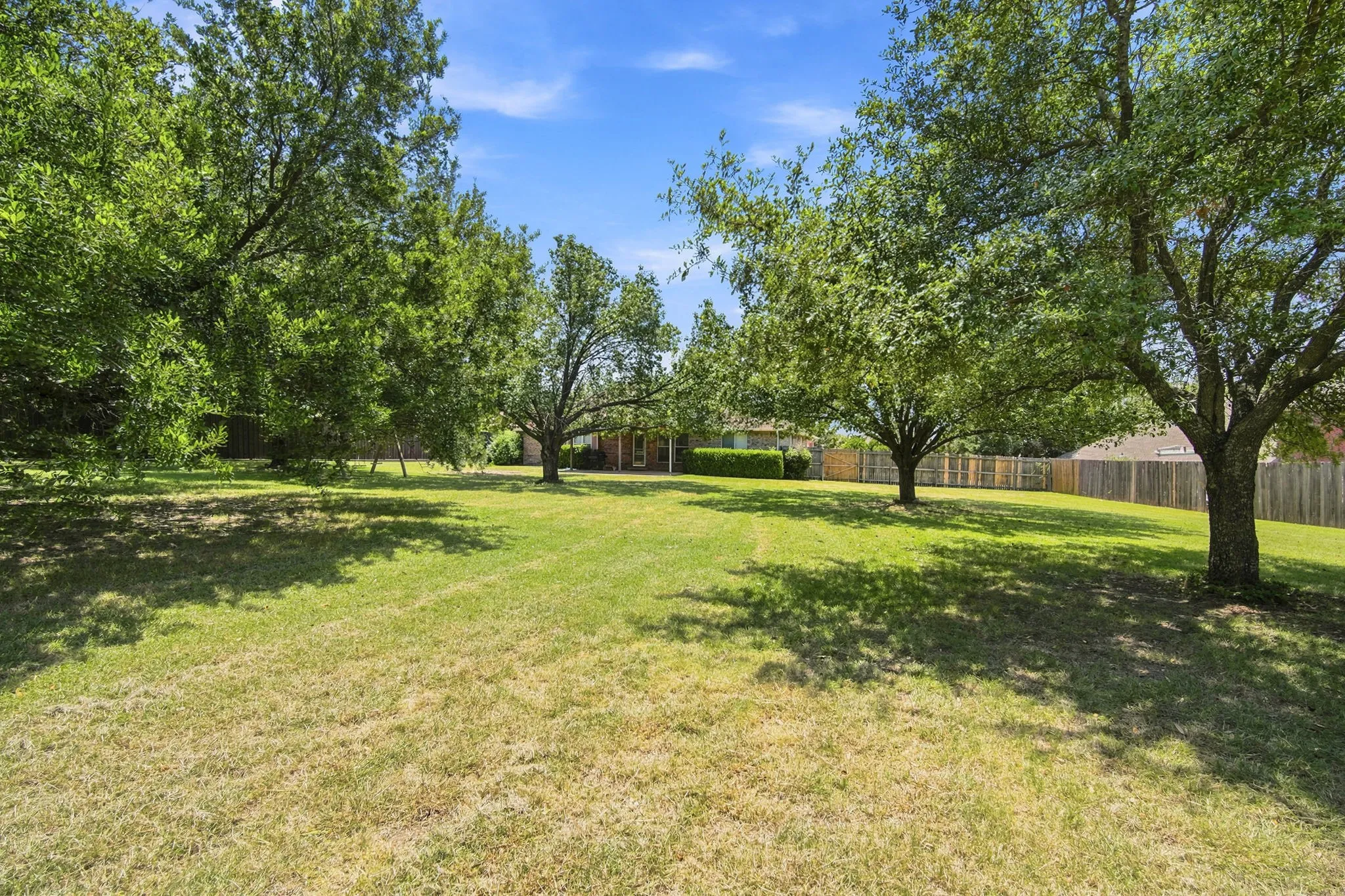 Single Family Residence For Sale in Dallas County , 1121 The Meadows Parkway, De Soto, Texas 75115, 3 Bedroom, 2 Bathroom, 2 Garage spaces, 2,122 Sqft, built in 1987, mls#21342109, Real Estate Agent in De Soto, Homes For Sale in Dallas county, Homes For Sale in De Soto, Realtor in De Soto Texas, Real Estate Brokerage Independent Realty Texas, Luminita Cordes Realtor