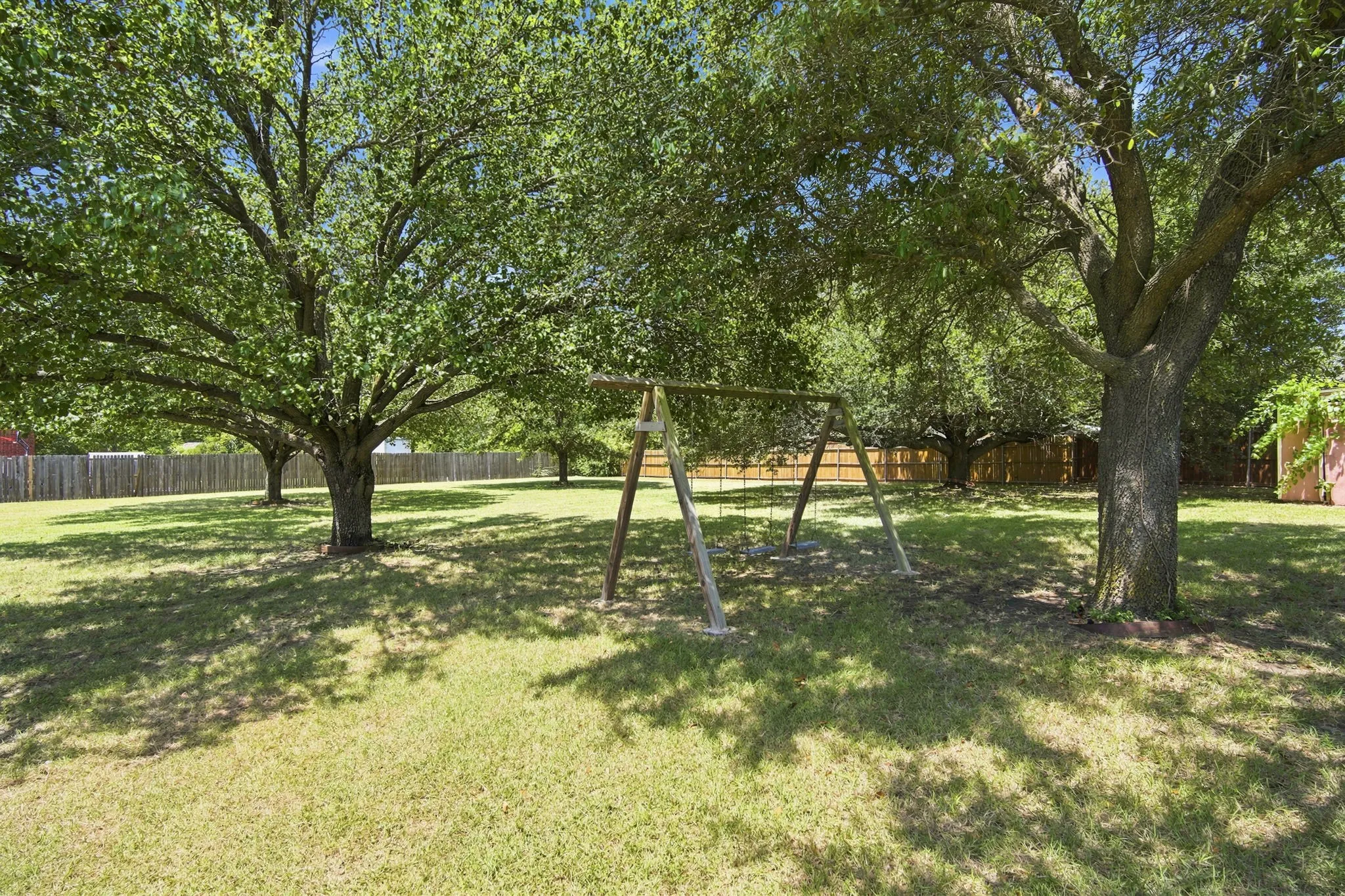 Single Family Residence For Sale in Dallas County , 1121 The Meadows Parkway, De Soto, Texas 75115, 3 Bedroom, 2 Bathroom, 2 Garage spaces, 2,122 Sqft, built in 1987, mls#21342109, Real Estate Agent in De Soto, Homes For Sale in Dallas county, Homes For Sale in De Soto, Realtor in De Soto Texas, Real Estate Brokerage Independent Realty Texas, Luminita Cordes Realtor