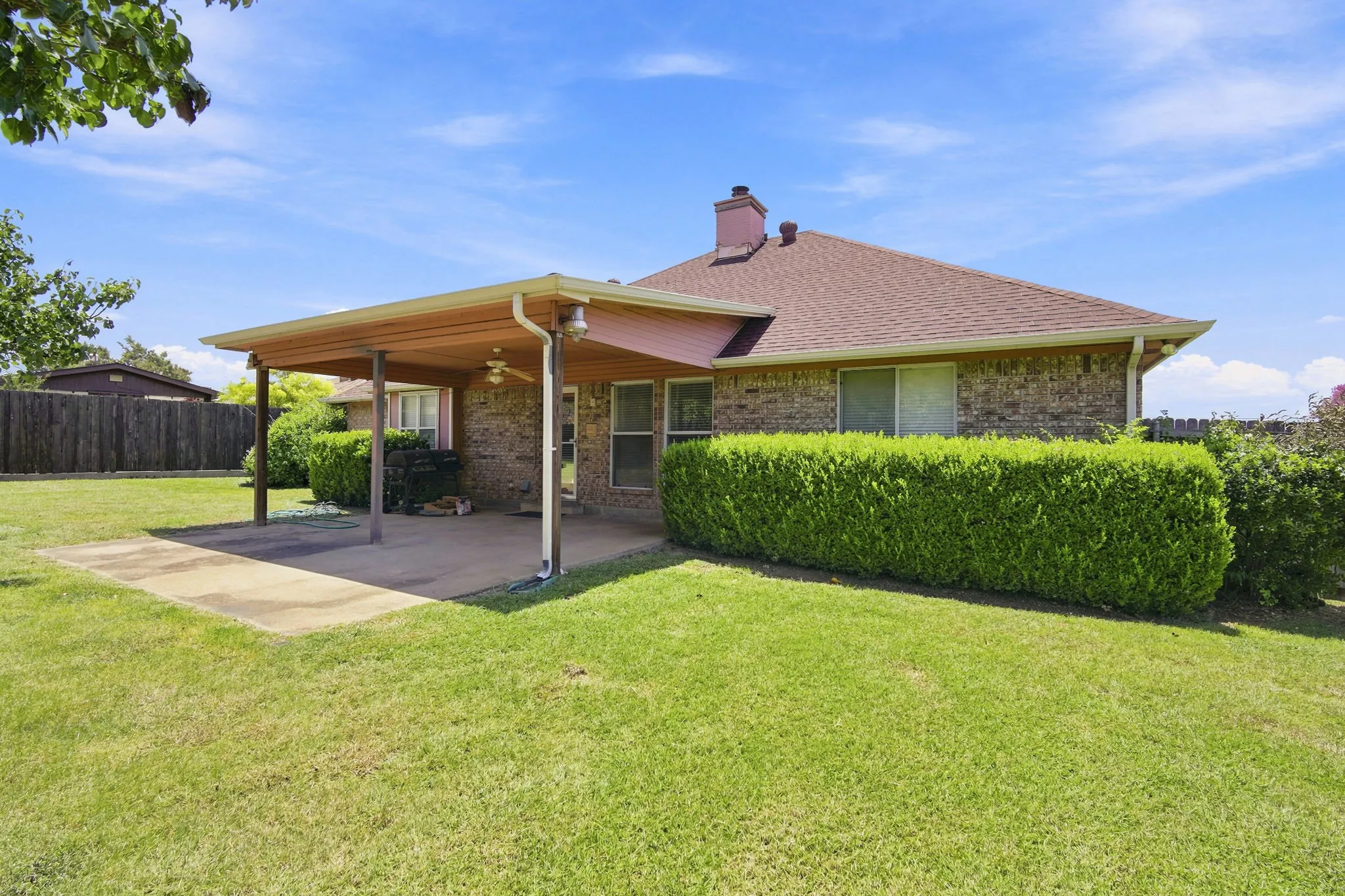 Single Family Residence For Sale in Dallas County , 1121 The Meadows Parkway, De Soto, Texas 75115, 3 Bedroom, 2 Bathroom, 2 Garage spaces, 2,122 Sqft, built in 1987, mls#21342109, Real Estate Agent in De Soto, Homes For Sale in Dallas county, Homes For Sale in De Soto, Realtor in De Soto Texas, Real Estate Brokerage Independent Realty Texas, Luminita Cordes Realtor