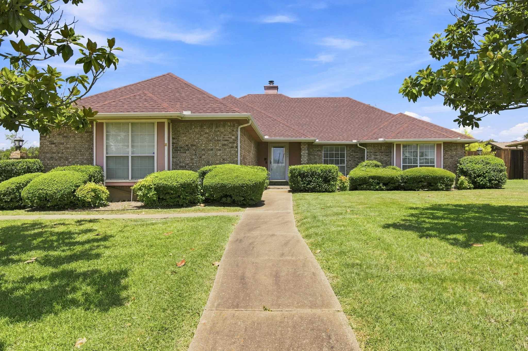 Single Family Residence For Sale in Dallas County , 1121 The Meadows Parkway, De Soto, Texas 75115, 3 Bedroom, 2 Bathroom, 2 Garage spaces, 2,122 Sqft, built in 1987, mls#21342109, Real Estate Agent in De Soto, Homes For Sale in Dallas county, Homes For Sale in De Soto, Realtor in De Soto Texas, Real Estate Brokerage Independent Realty Texas, Luminita Cordes Realtor