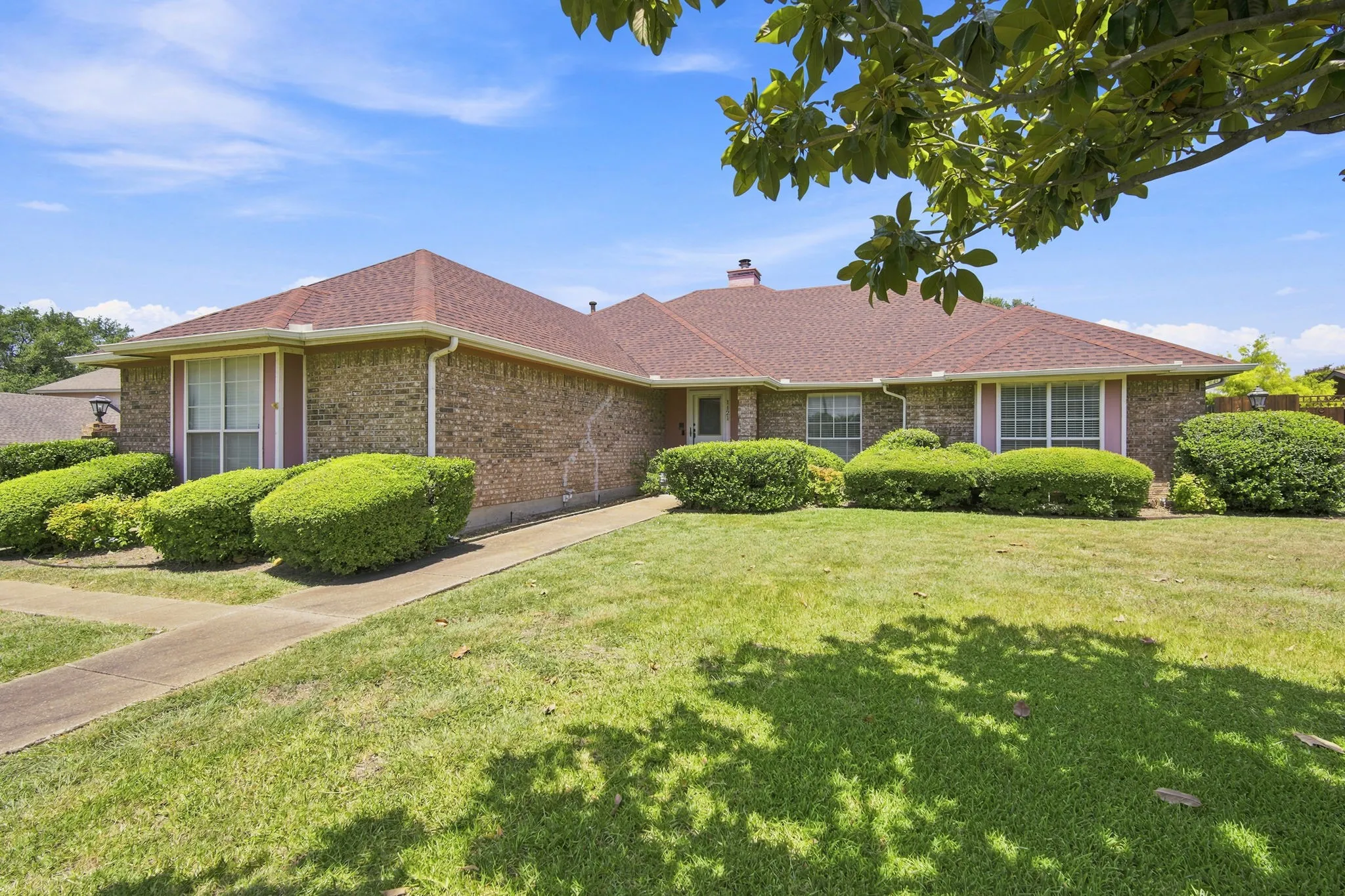Single Family Residence For Sale in Dallas County , 1121 The Meadows Parkway, De Soto, Texas 75115, 3 Bedroom, 2 Bathroom, 2 Garage spaces, 2,122 Sqft, built in 1987, mls#21342109, Real Estate Agent in De Soto, Homes For Sale in Dallas county, Homes For Sale in De Soto, Realtor in De Soto Texas, Real Estate Brokerage Independent Realty Texas, Luminita Cordes Realtor