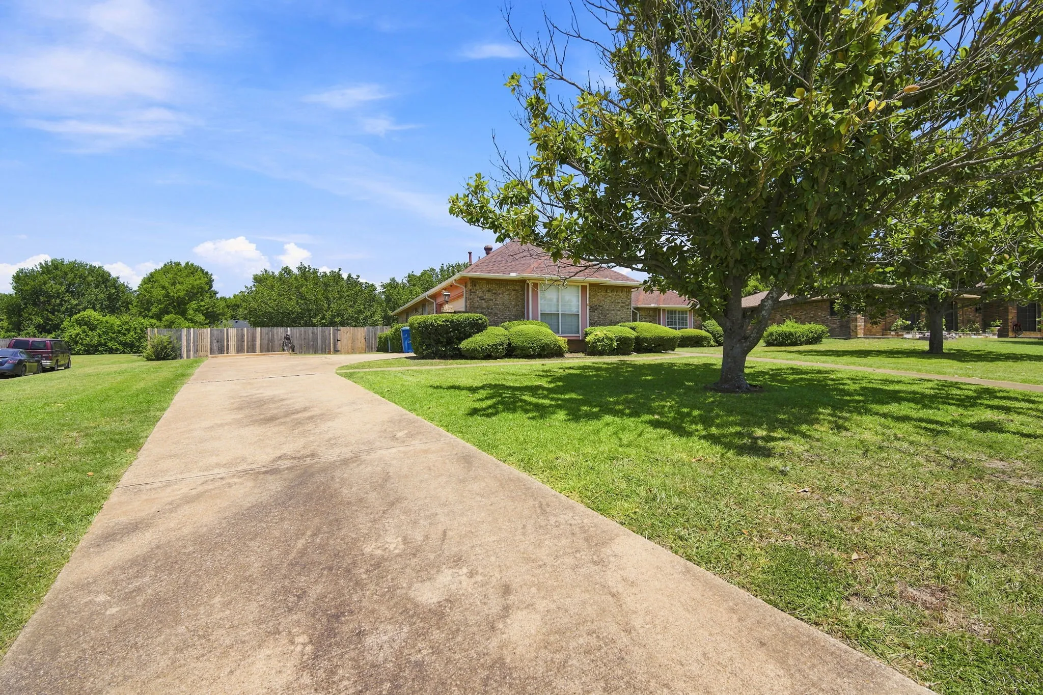 Single Family Residence For Sale in Dallas County , 1121 The Meadows Parkway, De Soto, Texas 75115, 3 Bedroom, 2 Bathroom, 2 Garage spaces, 2,122 Sqft, built in 1987, mls#21342109, Real Estate Agent in De Soto, Homes For Sale in Dallas county, Homes For Sale in De Soto, Realtor in De Soto Texas, Real Estate Brokerage Independent Realty Texas, Luminita Cordes Realtor