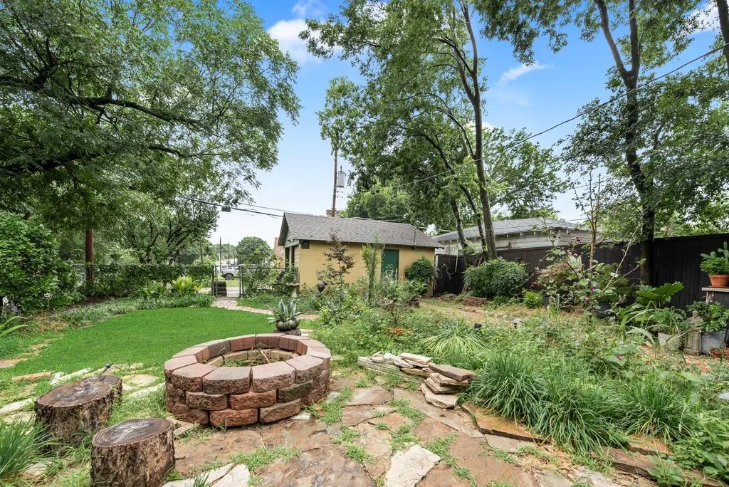 Single Family Residence For Sale in Dallas County , 2502 BURLINGTON Boulevard, Dallas, Texas 75211, 2 Bedroom, 1 Bathroom, 2 Garage spaces, 1,107 Sqft, built in 1928, mls#21342243, Real Estate Agent in Dallas, Homes For Sale in Dallas county, Homes For Sale in Dallas, Realtor in Dallas Texas, Real Estate Brokerage Independent Realty Texas, Luminita Cordes Realtor