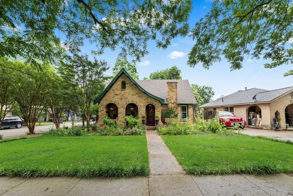 Single Family Residence For Sale in Dallas County , 2502 BURLINGTON Boulevard, Dallas, Texas 75211, 2 Bedroom, 1 Bathroom, 2 Garage spaces, 1,107 Sqft, built in 1928, mls#21342243, Real Estate Agent in Dallas, Homes For Sale in Dallas county, Homes For Sale in Dallas, Realtor in Dallas Texas, Real Estate Brokerage Independent Realty Texas, Luminita Cordes Realtor