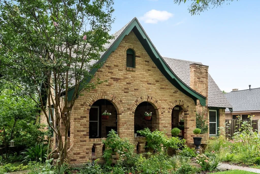 Single Family Residence For Sale in Dallas County , 2502 BURLINGTON Boulevard, Dallas, Texas 75211, 2 Bedroom, 1 Bathroom, 2 Garage spaces, 1,107 Sqft, built in 1928, mls#21342243, Real Estate Agent in Dallas, Homes For Sale in Dallas county, Homes For Sale in Dallas, Realtor in Dallas Texas, Real Estate Brokerage Independent Realty Texas, Luminita Cordes Realtor