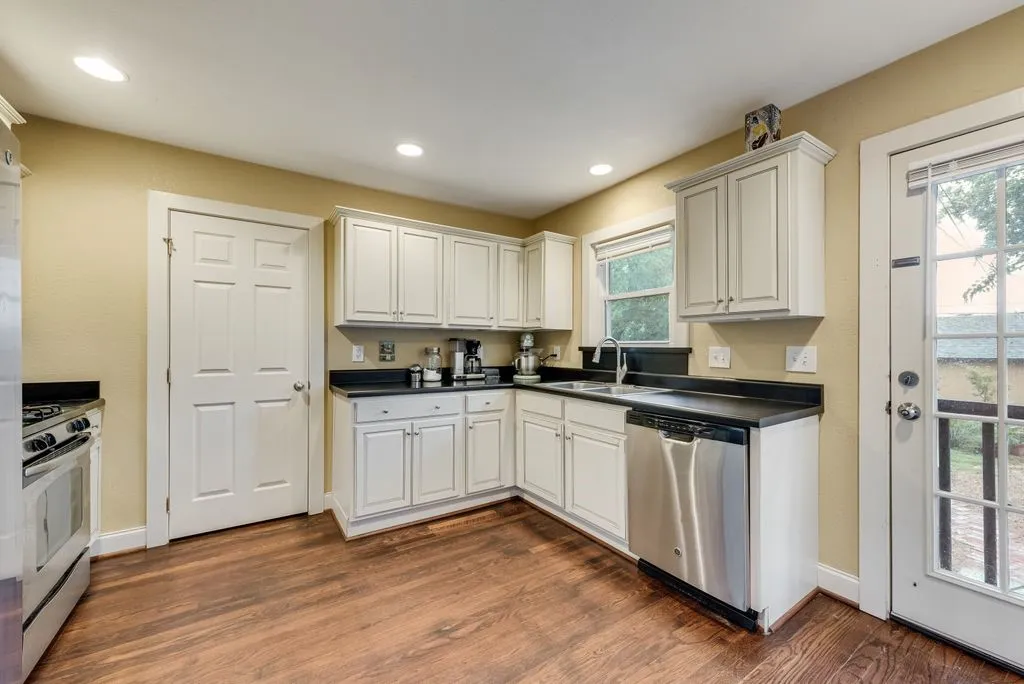 Single Family Residence For Sale in Dallas County , 2502 BURLINGTON Boulevard, Dallas, Texas 75211, 2 Bedroom, 1 Bathroom, 2 Garage spaces, 1,107 Sqft, built in 1928, mls#21342243, Real Estate Agent in Dallas, Homes For Sale in Dallas county, Homes For Sale in Dallas, Realtor in Dallas Texas, Real Estate Brokerage Independent Realty Texas, Luminita Cordes Realtor