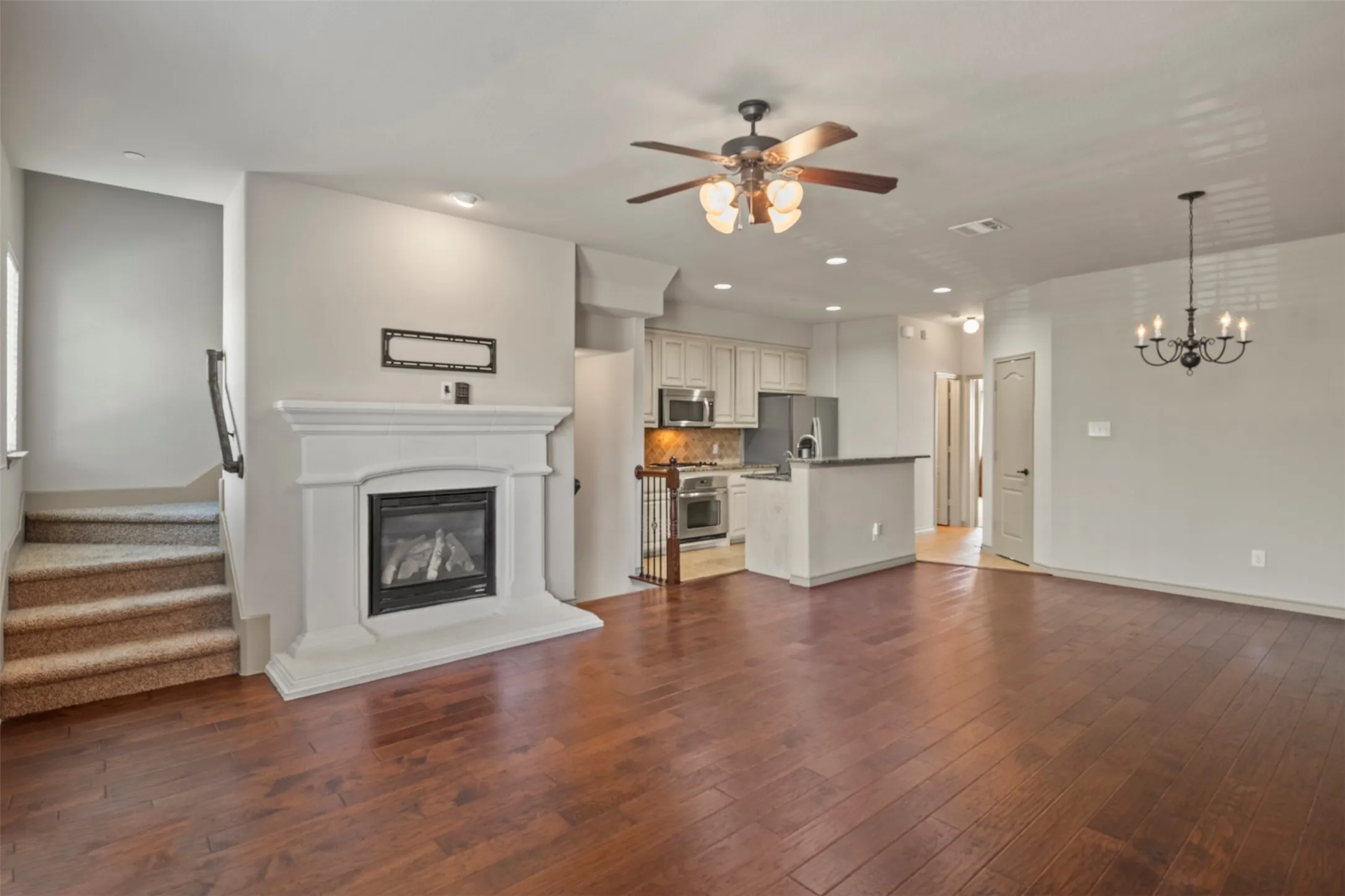 Townhouse For Sale in Collin County , 7922 Presley Avenue, Plano, Texas 75024, 3 Bedroom, 4 Bathroom, 2 Garage spaces, 1,993 Sqft, built in 2010, mls#21338202, Real Estate Agent in Plano, Homes For Sale in Collin county, Homes For Sale in Plano, Realtor in Plano Texas, Real Estate Brokerage Independent Realty Texas, Luminita Cordes Realtor