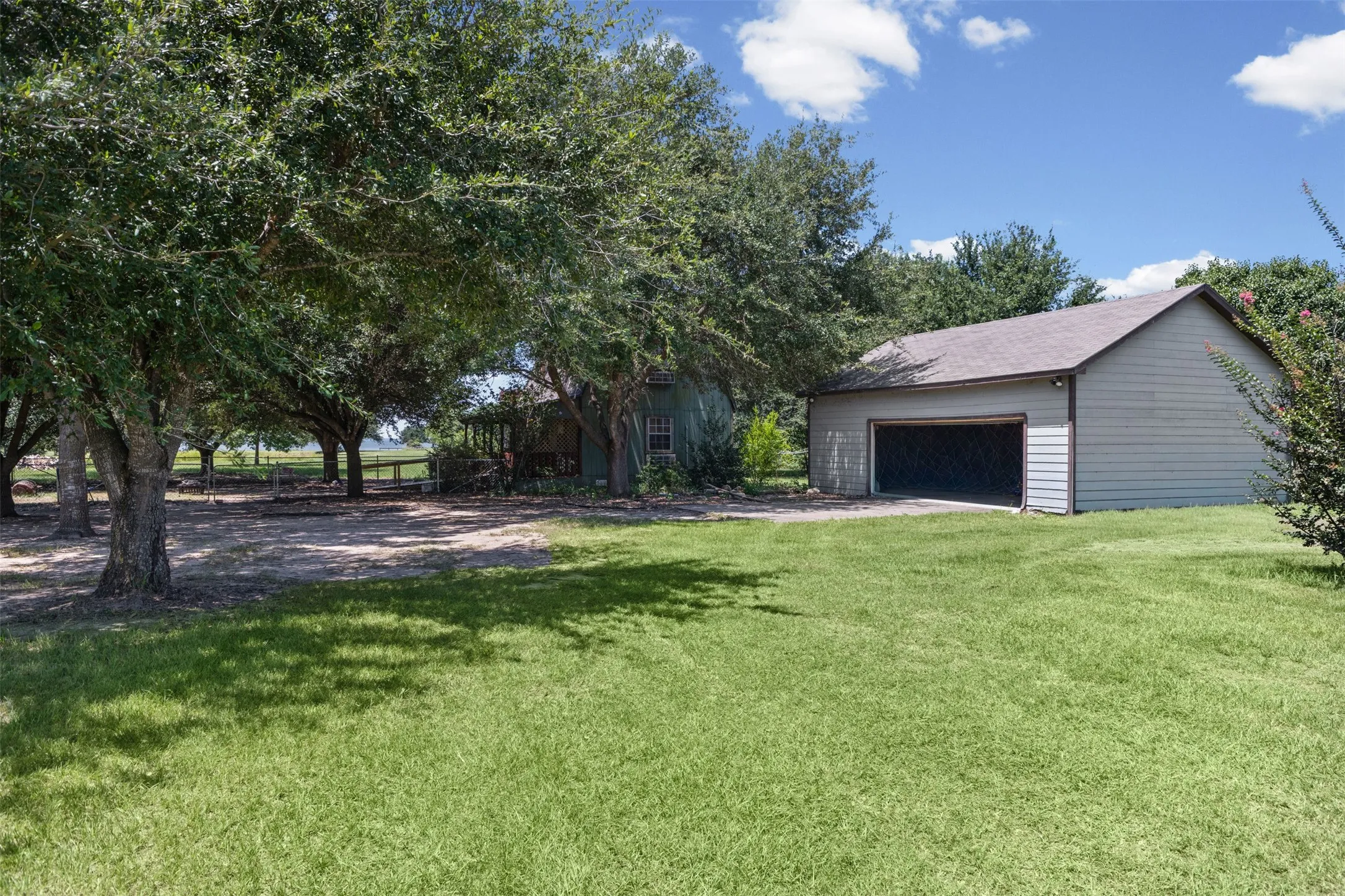 Single Family Residence For Sale in Navarro County , 1109 SE County Road 3300, Kerens, Texas 75144, 2 Bedroom, 2 Bathroom, 4 Garage spaces, 1,080 Sqft, built in 2006, mls#21340458, Real Estate Agent in Kerens, Homes For Sale in Navarro county, Homes For Sale in Kerens, Realtor in Kerens Texas, Real Estate Brokerage Independent Realty Texas, Luminita Cordes Realtor