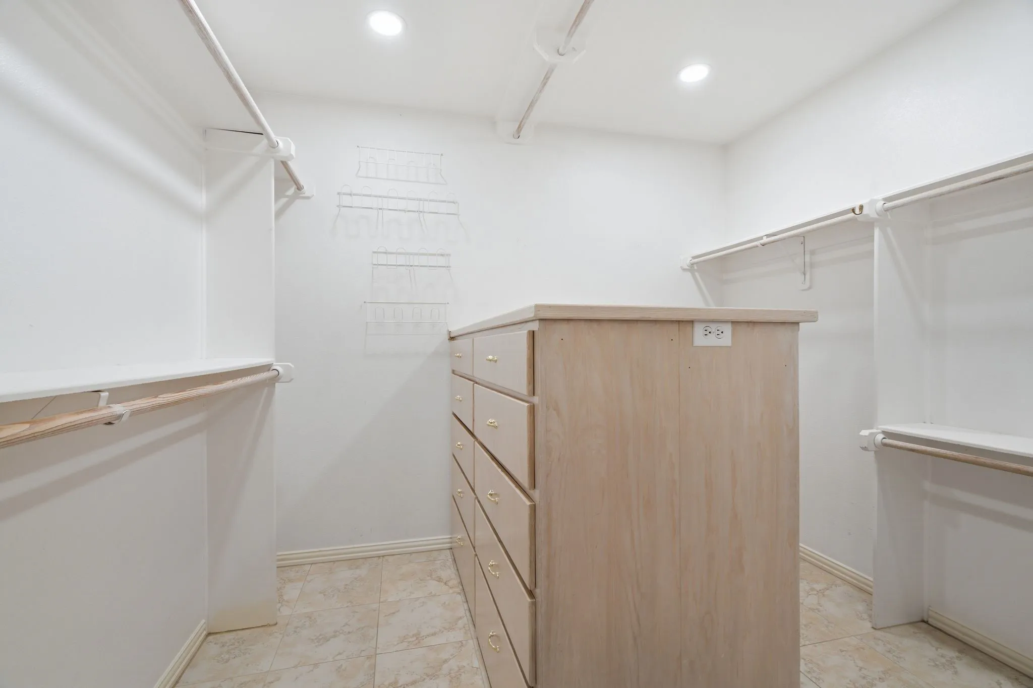 Single Family Residence For Sale in Tarrant County , 4114 Steeplechase Drive, Colleyville, Texas 76034, 4 Bedroom, 3 Bathroom, 3 Garage spaces, 3,696 Sqft, built in 1998, mls#21341396, Real Estate Agent in Colleyville, Homes For Sale in Tarrant county, Homes For Sale in Colleyville, Realtor in Colleyville Texas, Real Estate Brokerage Independent Realty Texas, Luminita Cordes Realtor