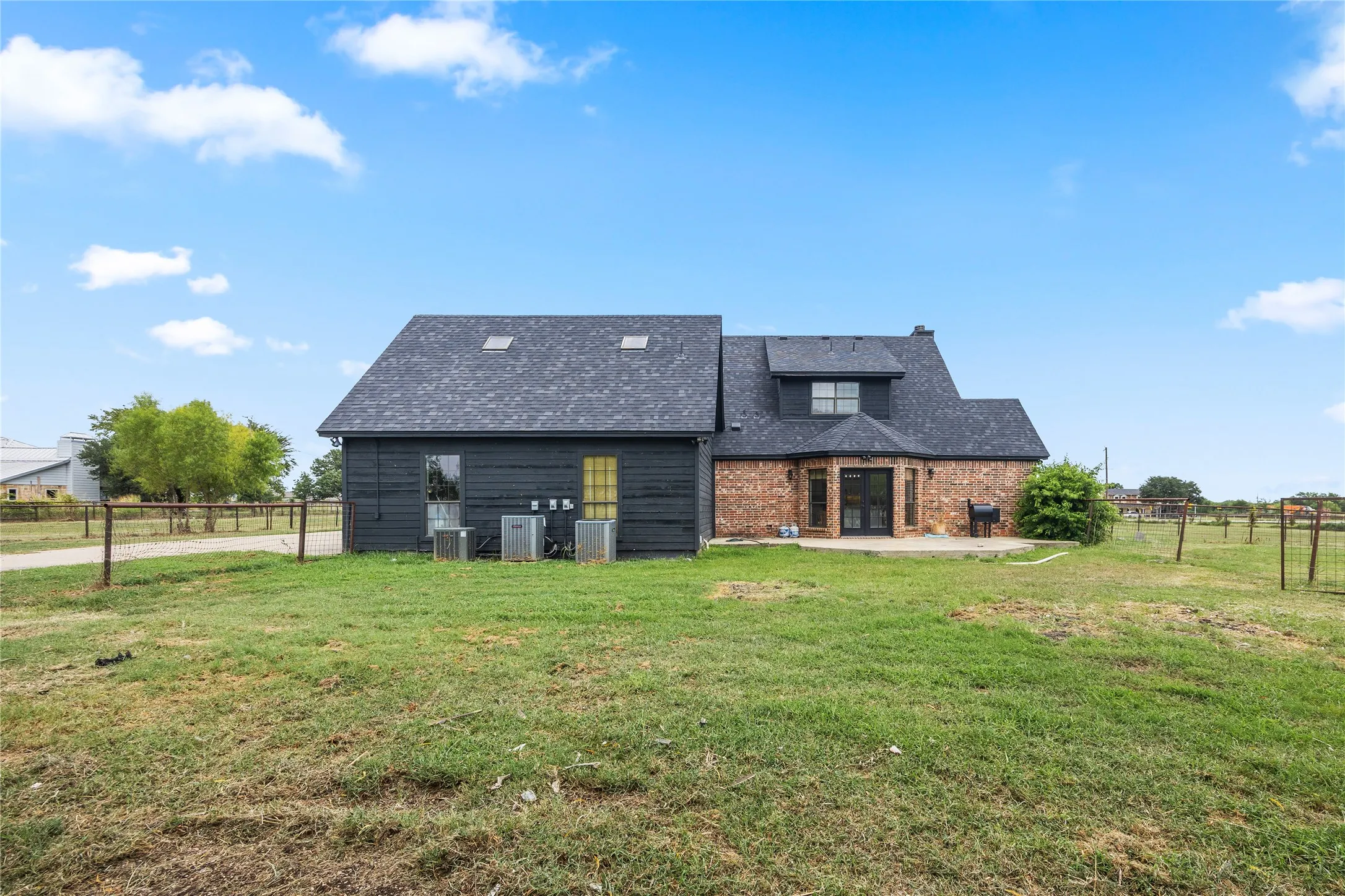 Single Family Residence For Sale in Rockwall County , 1068 Frontier Trail, Mclendon Chisholm, Texas 75032, 4 Bedroom, 3 Bathroom, 2 Garage spaces, 2,300 Sqft, built in 2001, mls#21342272, Real Estate Agent in Mclendon Chisholm, Homes For Sale in Rockwall county, Homes For Sale in Mclendon Chisholm, Realtor in Mclendon Chisholm Texas, Real Estate Brokerage Independent Realty Texas, Luminita Cordes Realtor