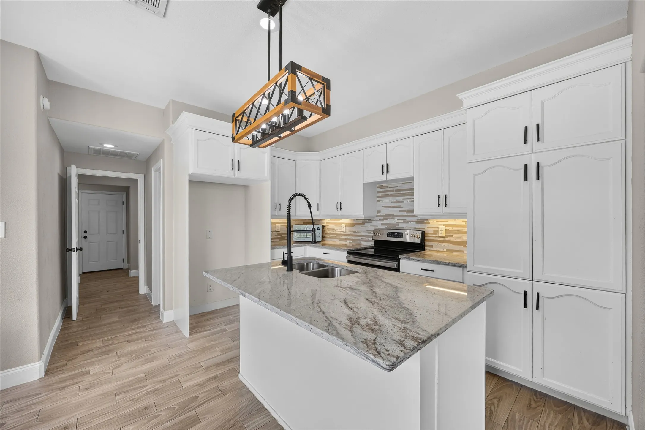 Single Family Residence For Sale in Rockwall County , 1068 Frontier Trail, Mclendon Chisholm, Texas 75032, 4 Bedroom, 3 Bathroom, 2 Garage spaces, 2,300 Sqft, built in 2001, mls#21342272, Real Estate Agent in Mclendon Chisholm, Homes For Sale in Rockwall county, Homes For Sale in Mclendon Chisholm, Realtor in Mclendon Chisholm Texas, Real Estate Brokerage Independent Realty Texas, Luminita Cordes Realtor