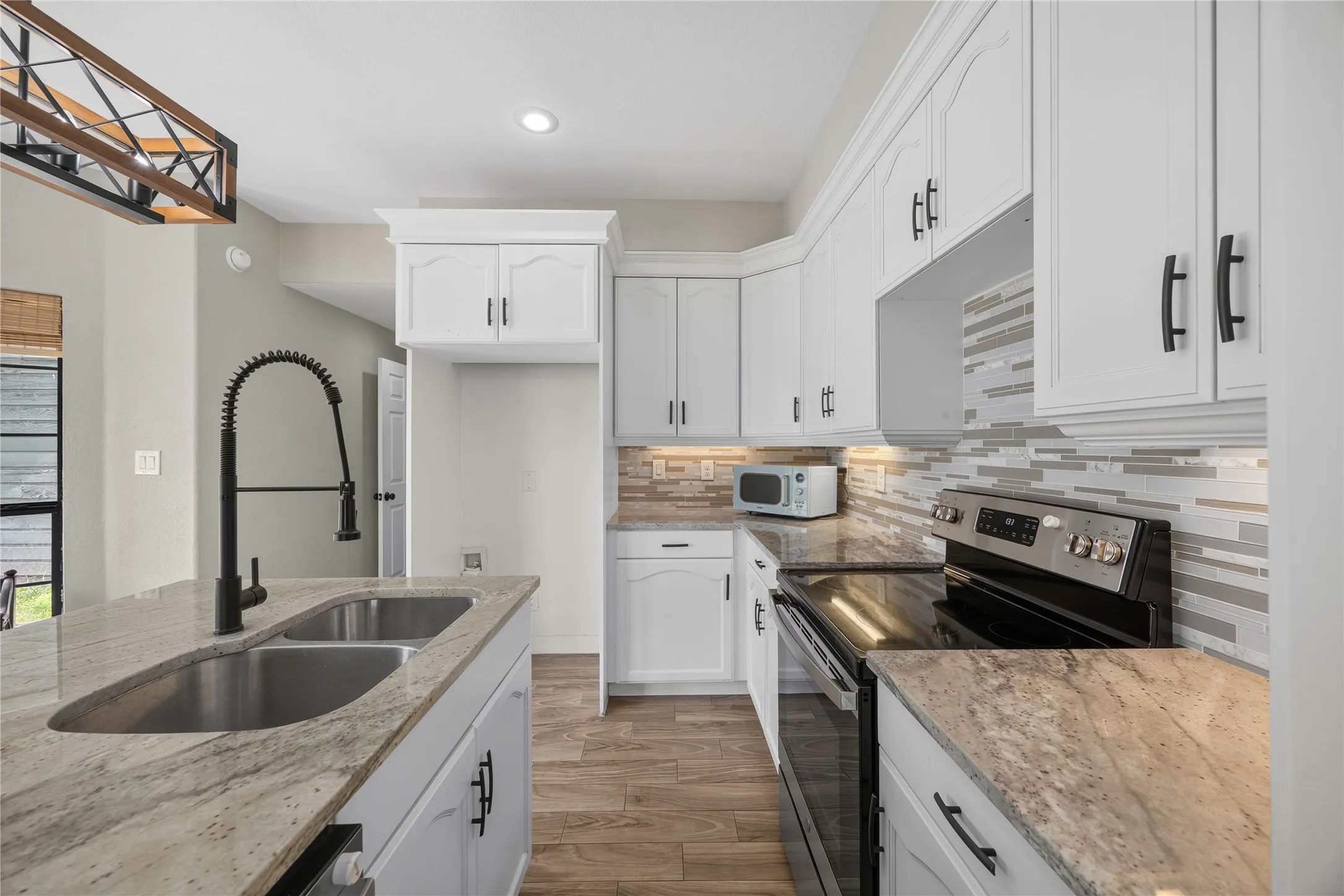 Single Family Residence For Sale in Rockwall County , 1068 Frontier Trail, Mclendon Chisholm, Texas 75032, 4 Bedroom, 3 Bathroom, 2 Garage spaces, 2,300 Sqft, built in 2001, mls#21342272, Real Estate Agent in Mclendon Chisholm, Homes For Sale in Rockwall county, Homes For Sale in Mclendon Chisholm, Realtor in Mclendon Chisholm Texas, Real Estate Brokerage Independent Realty Texas, Luminita Cordes Realtor