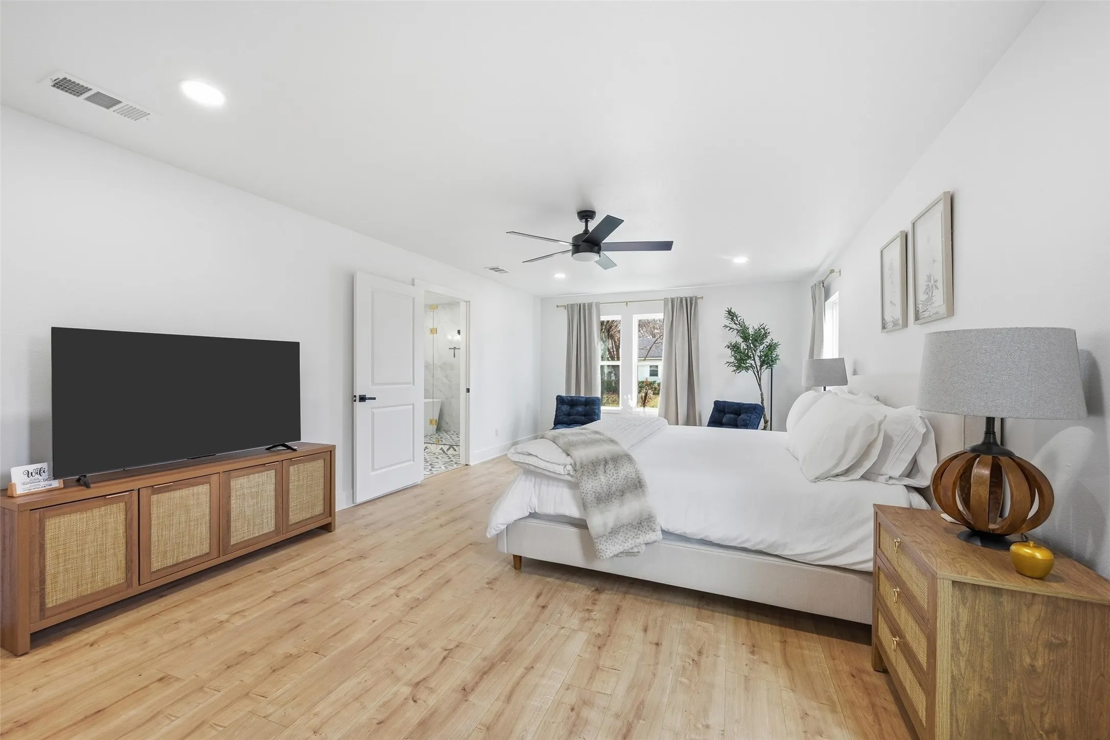 Single Family Residence For Sale in Collin County , 508 W White Avenue, Mc Kinney, Texas 75069, 3 Bedrooms, 4 Bathrooms, 1 Garage spaces, 2,909 Sqft, built in 1957, Price $530,000, mls#21336802, Real Estate Agent in Mc Kinney, Homes For Sale in Collin county, Homes For Sale in Mc Kinney, Realtor in Mc Kinney Texas, Real Estate Brokerage Independent Realty Texas, Luminita Cordes Realtor