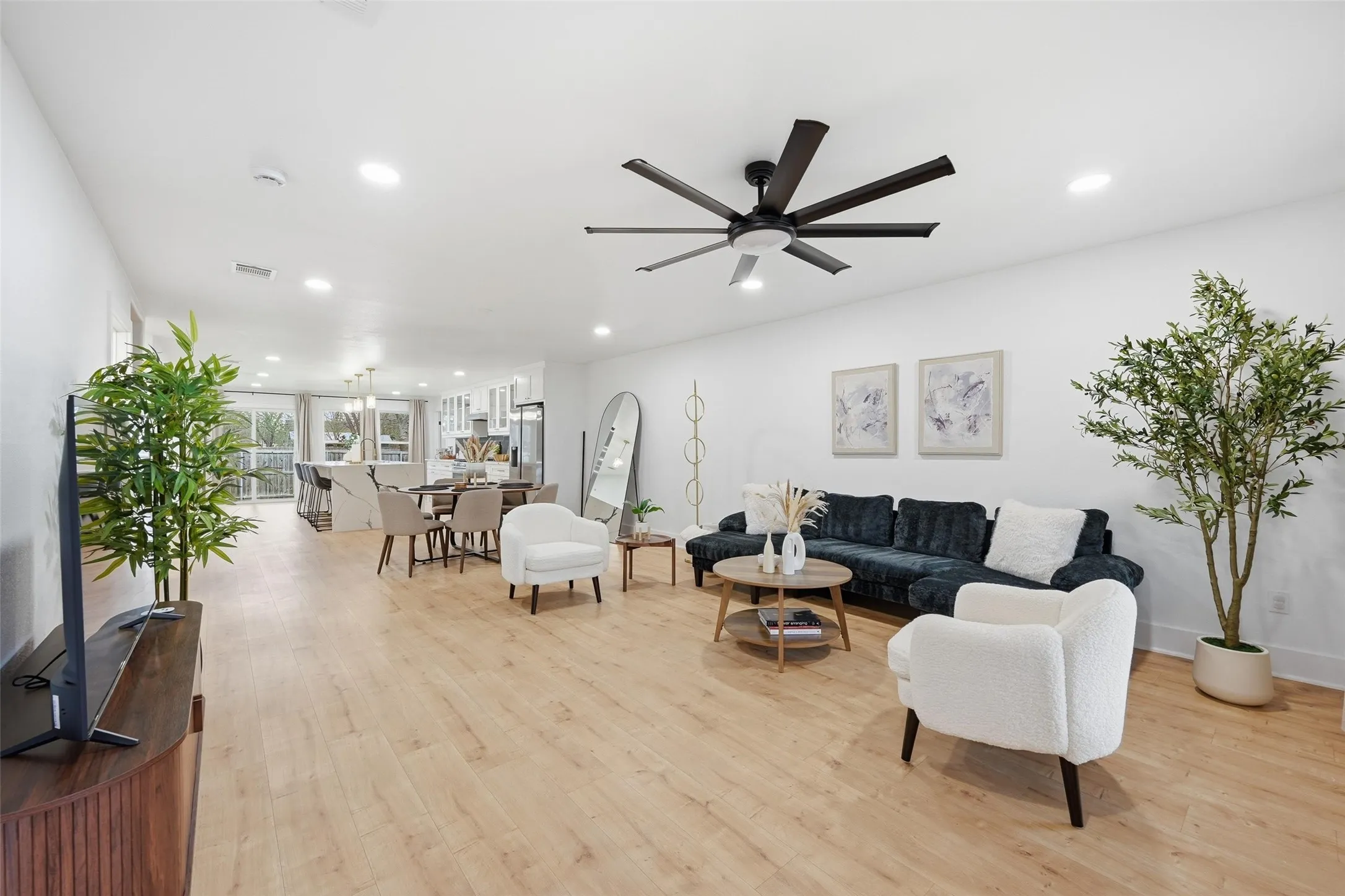 Single Family Residence For Sale in Collin County , 508 W White Avenue, Mc Kinney, Texas 75069, 3 Bedrooms, 4 Bathrooms, 1 Garage spaces, 2,909 Sqft, built in 1957, Price $530,000, mls#21336802, Real Estate Agent in Mc Kinney, Homes For Sale in Collin county, Homes For Sale in Mc Kinney, Realtor in Mc Kinney Texas, Real Estate Brokerage Independent Realty Texas, Luminita Cordes Realtor