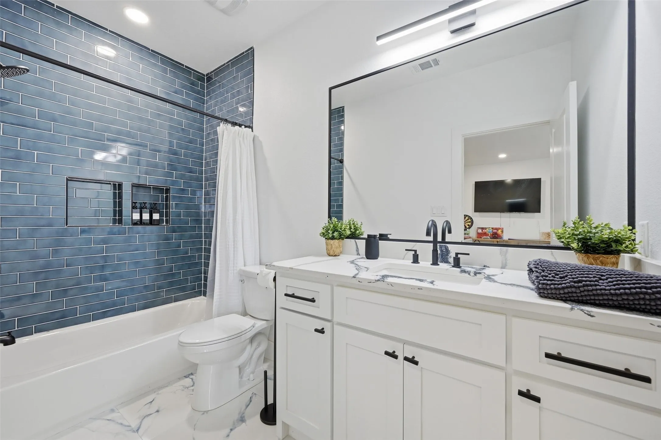 Single Family Residence For Sale in Collin County , 508 W White Avenue, Mc Kinney, Texas 75069, 3 Bedrooms, 4 Bathrooms, 1 Garage spaces, 2,909 Sqft, built in 1957, Price $530,000, mls#21336802, Real Estate Agent in Mc Kinney, Homes For Sale in Collin county, Homes For Sale in Mc Kinney, Realtor in Mc Kinney Texas, Real Estate Brokerage Independent Realty Texas, Luminita Cordes Realtor