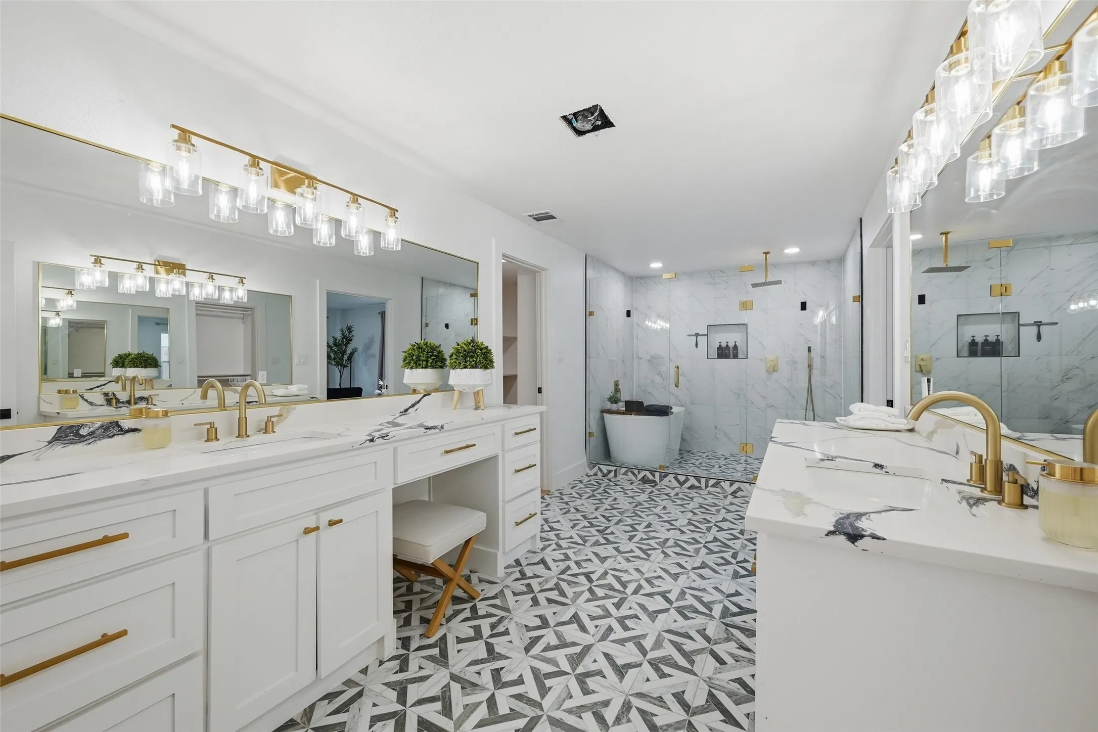 Single Family Residence For Sale in Collin County , 508 W White Avenue, Mc Kinney, Texas 75069, 3 Bedrooms, 4 Bathrooms, 1 Garage spaces, 2,909 Sqft, built in 1957, Price $530,000, mls#21336802, Real Estate Agent in Mc Kinney, Homes For Sale in Collin county, Homes For Sale in Mc Kinney, Realtor in Mc Kinney Texas, Real Estate Brokerage Independent Realty Texas, Luminita Cordes Realtor
