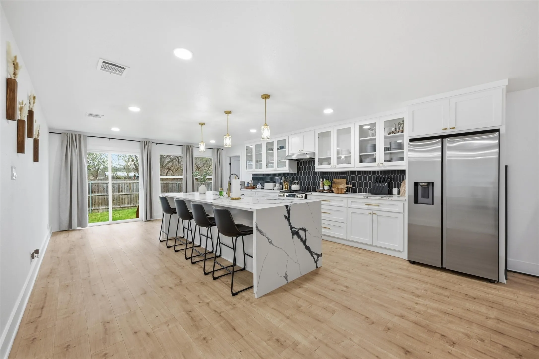 Single Family Residence For Sale in Collin County , 508 W White Avenue, Mc Kinney, Texas 75069, 3 Bedrooms, 4 Bathrooms, 1 Garage spaces, 2,909 Sqft, built in 1957, Price $530,000, mls#21336802, Real Estate Agent in Mc Kinney, Homes For Sale in Collin county, Homes For Sale in Mc Kinney, Realtor in Mc Kinney Texas, Real Estate Brokerage Independent Realty Texas, Luminita Cordes Realtor