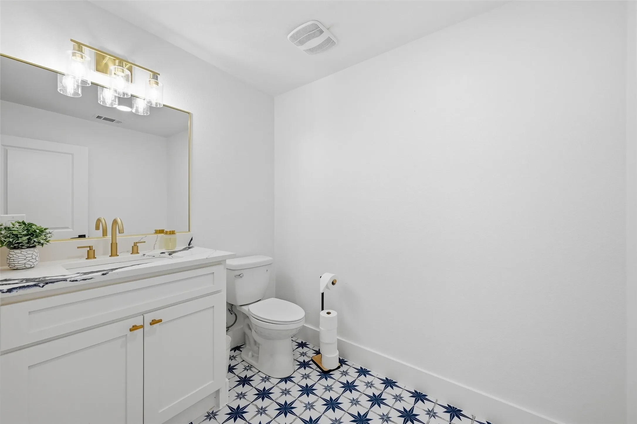 Single Family Residence For Sale in Collin County , 508 W White Avenue, Mc Kinney, Texas 75069, 3 Bedrooms, 4 Bathrooms, 1 Garage spaces, 2,909 Sqft, built in 1957, Price $530,000, mls#21336802, Real Estate Agent in Mc Kinney, Homes For Sale in Collin county, Homes For Sale in Mc Kinney, Realtor in Mc Kinney Texas, Real Estate Brokerage Independent Realty Texas, Luminita Cordes Realtor