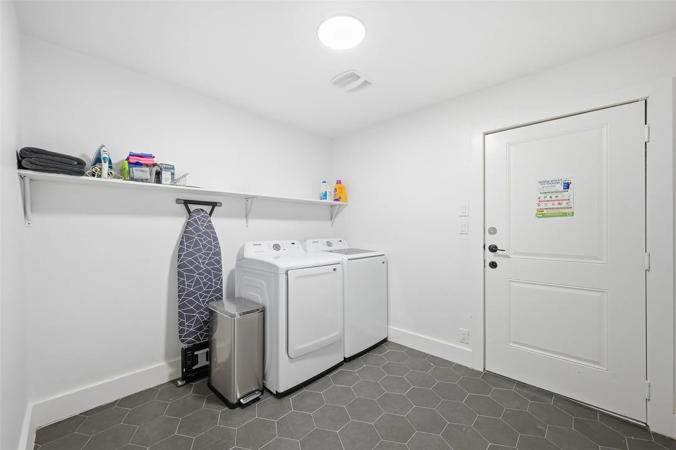 Single Family Residence For Sale in Collin County , 508 W White Avenue, Mc Kinney, Texas 75069, 3 Bedrooms, 4 Bathrooms, 1 Garage spaces, 2,909 Sqft, built in 1957, Price $530,000, mls#21336802, Real Estate Agent in Mc Kinney, Homes For Sale in Collin county, Homes For Sale in Mc Kinney, Realtor in Mc Kinney Texas, Real Estate Brokerage Independent Realty Texas, Luminita Cordes Realtor