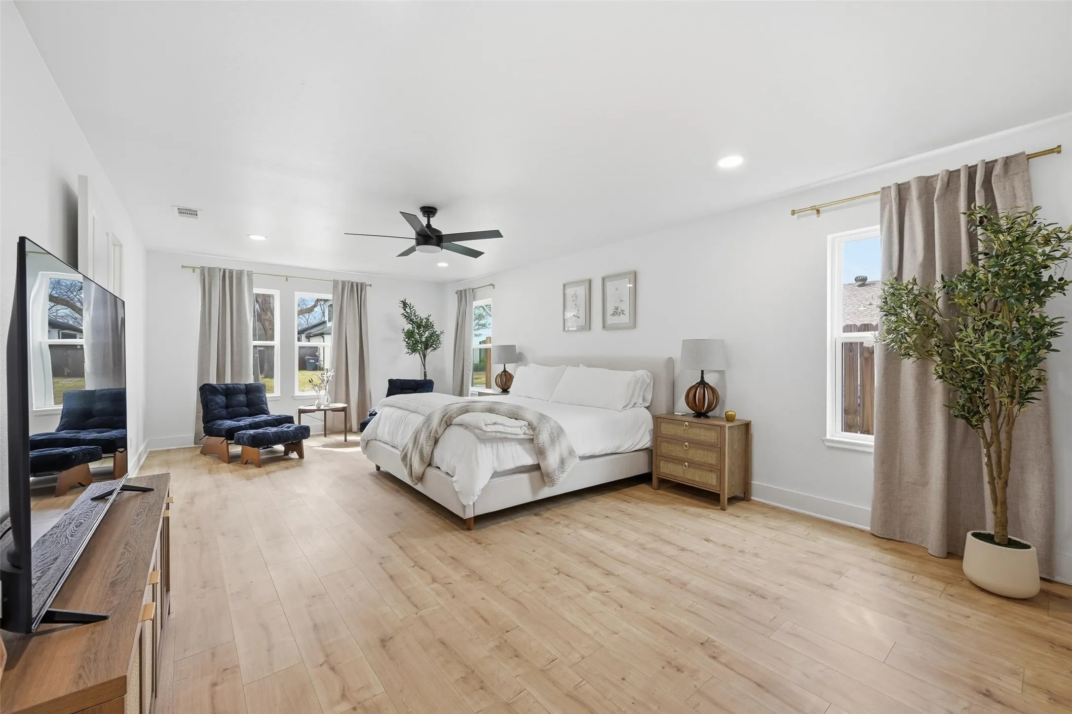 Single Family Residence For Sale in Collin County , 508 W White Avenue, Mc Kinney, Texas 75069, 3 Bedrooms, 4 Bathrooms, 1 Garage spaces, 2,909 Sqft, built in 1957, Price $530,000, mls#21336802, Real Estate Agent in Mc Kinney, Homes For Sale in Collin county, Homes For Sale in Mc Kinney, Realtor in Mc Kinney Texas, Real Estate Brokerage Independent Realty Texas, Luminita Cordes Realtor