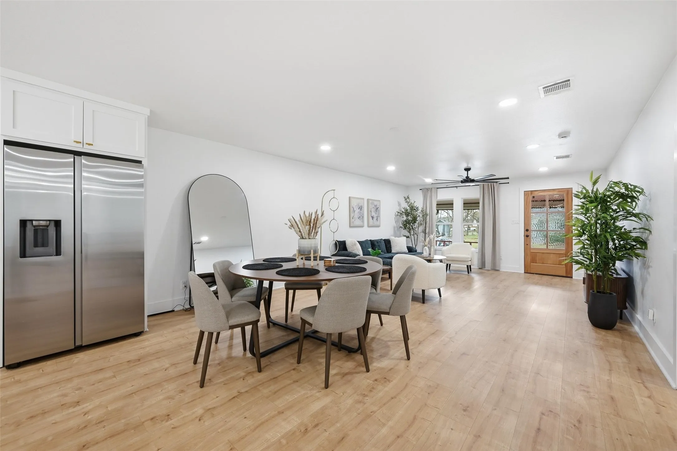 Single Family Residence For Sale in Collin County , 508 W White Avenue, Mc Kinney, Texas 75069, 3 Bedrooms, 4 Bathrooms, 1 Garage spaces, 2,909 Sqft, built in 1957, Price $530,000, mls#21336802, Real Estate Agent in Mc Kinney, Homes For Sale in Collin county, Homes For Sale in Mc Kinney, Realtor in Mc Kinney Texas, Real Estate Brokerage Independent Realty Texas, Luminita Cordes Realtor