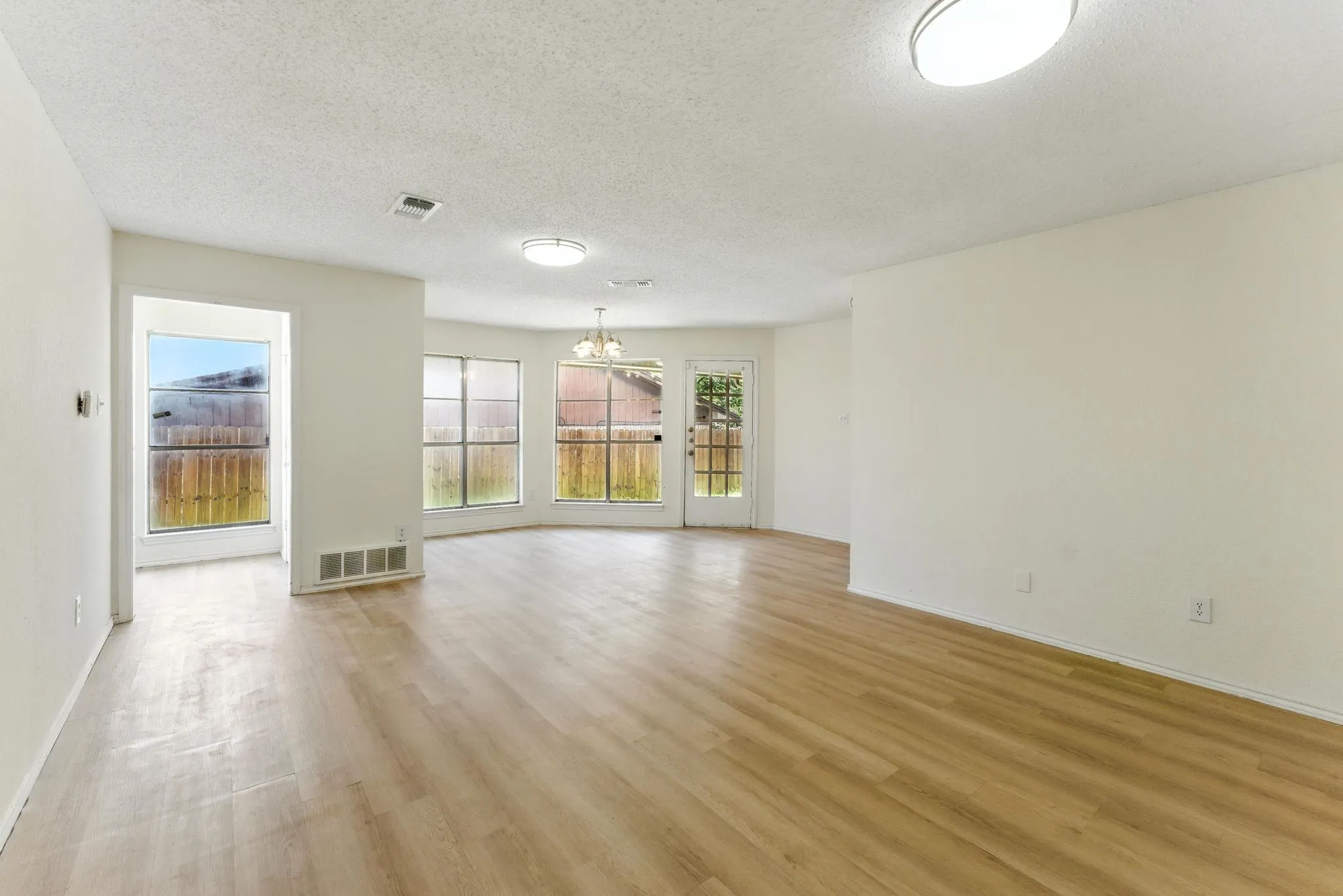 Single Family Residence For Sale in Tarrant County , 6905 W Cleburne Road, Fort Worth, Texas 76133, 4 Bedroom, 4 Bathroom, 2 Garage spaces, 2,292 Sqft, built in 1978, mls#21338540, Real Estate Agent in Fort Worth, Homes For Sale in Tarrant county, Homes For Sale in Fort Worth, Realtor in Fort Worth Texas, Real Estate Brokerage Independent Realty Texas, Luminita Cordes Realtor