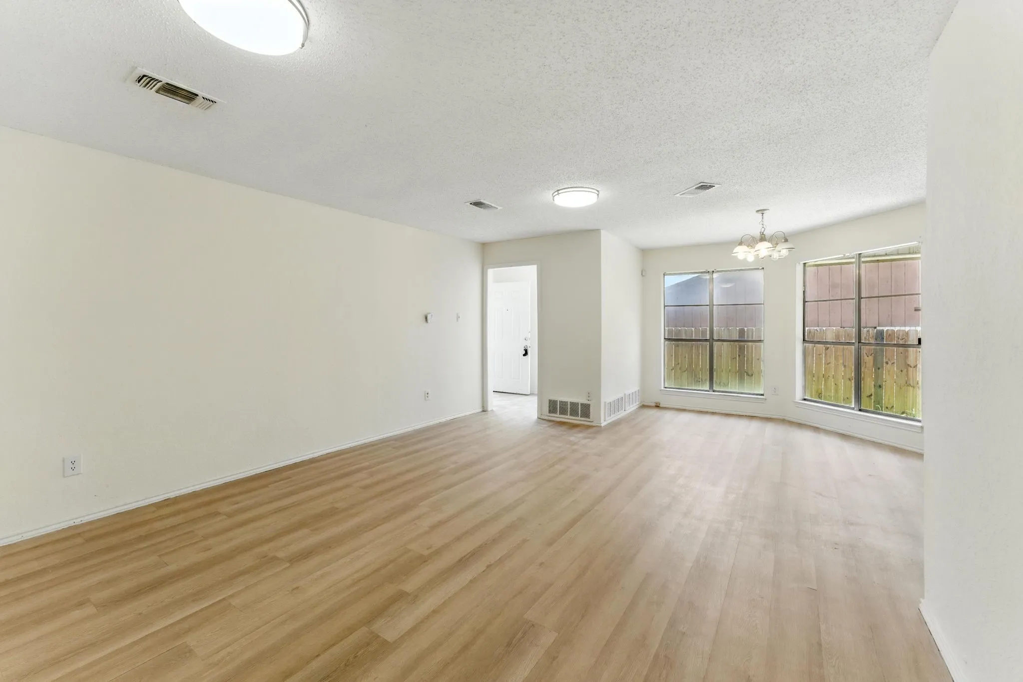Single Family Residence For Sale in Tarrant County , 6905 W Cleburne Road, Fort Worth, Texas 76133, 4 Bedroom, 4 Bathroom, 2 Garage spaces, 2,292 Sqft, built in 1978, mls#21338540, Real Estate Agent in Fort Worth, Homes For Sale in Tarrant county, Homes For Sale in Fort Worth, Realtor in Fort Worth Texas, Real Estate Brokerage Independent Realty Texas, Luminita Cordes Realtor
