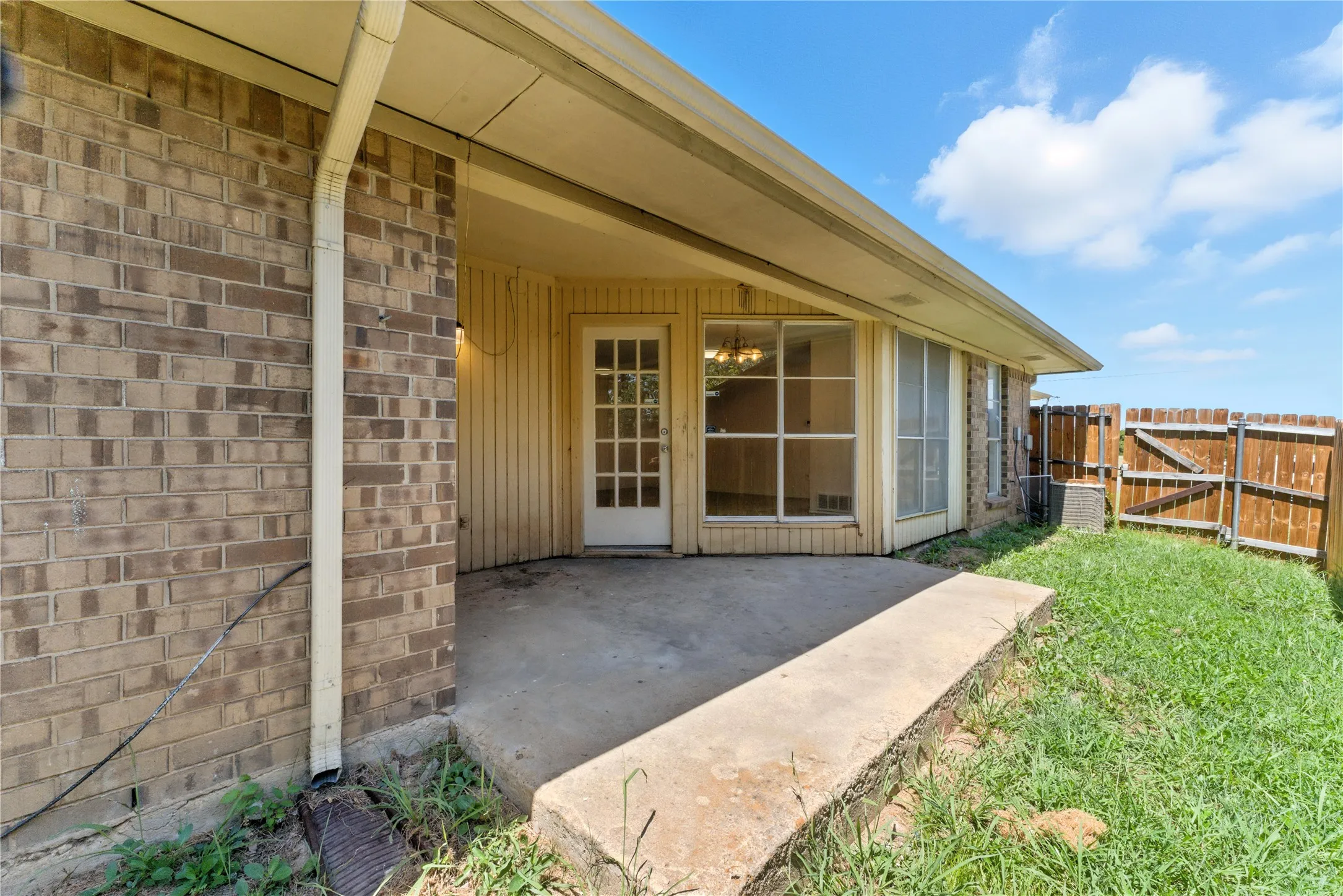 Single Family Residence For Sale in Tarrant County , 6905 W Cleburne Road, Fort Worth, Texas 76133, 4 Bedroom, 4 Bathroom, 2 Garage spaces, 2,292 Sqft, built in 1978, mls#21338540, Real Estate Agent in Fort Worth, Homes For Sale in Tarrant county, Homes For Sale in Fort Worth, Realtor in Fort Worth Texas, Real Estate Brokerage Independent Realty Texas, Luminita Cordes Realtor