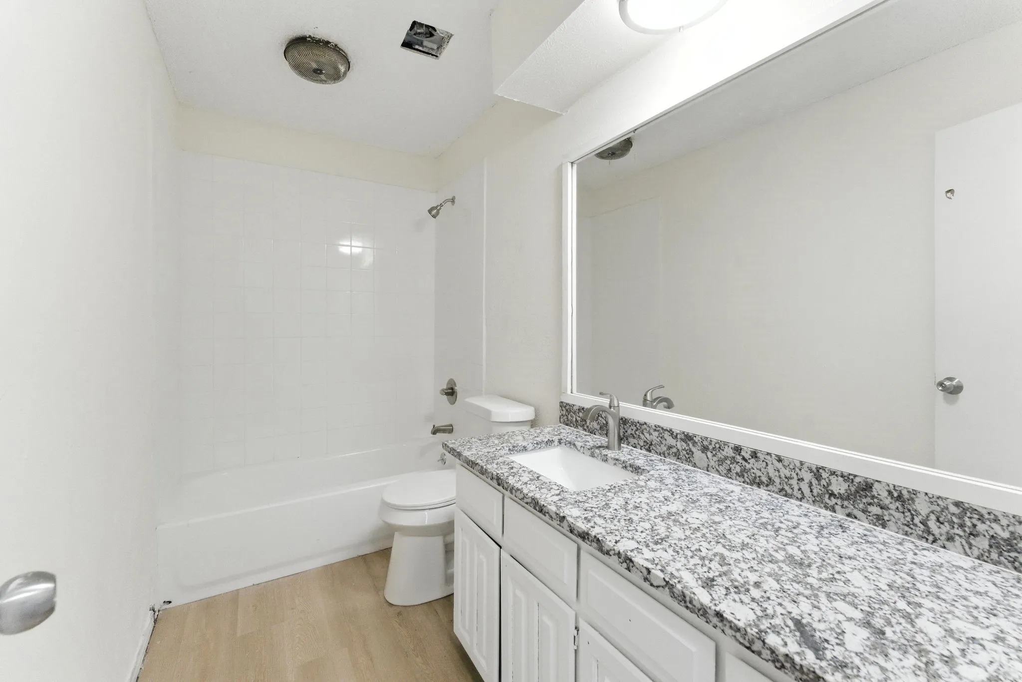 Single Family Residence For Sale in Tarrant County , 6905 W Cleburne Road, Fort Worth, Texas 76133, 4 Bedroom, 4 Bathroom, 2 Garage spaces, 2,292 Sqft, built in 1978, mls#21338540, Real Estate Agent in Fort Worth, Homes For Sale in Tarrant county, Homes For Sale in Fort Worth, Realtor in Fort Worth Texas, Real Estate Brokerage Independent Realty Texas, Luminita Cordes Realtor