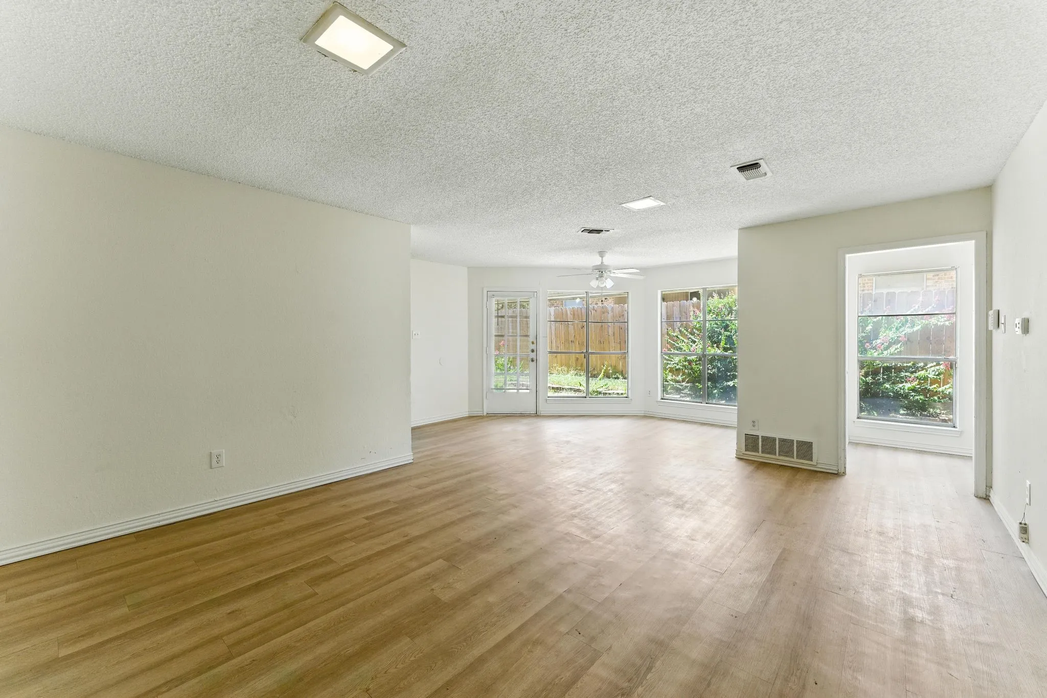 Single Family Residence For Sale in Tarrant County , 6905 W Cleburne Road, Fort Worth, Texas 76133, 4 Bedroom, 4 Bathroom, 2 Garage spaces, 2,292 Sqft, built in 1978, mls#21338540, Real Estate Agent in Fort Worth, Homes For Sale in Tarrant county, Homes For Sale in Fort Worth, Realtor in Fort Worth Texas, Real Estate Brokerage Independent Realty Texas, Luminita Cordes Realtor