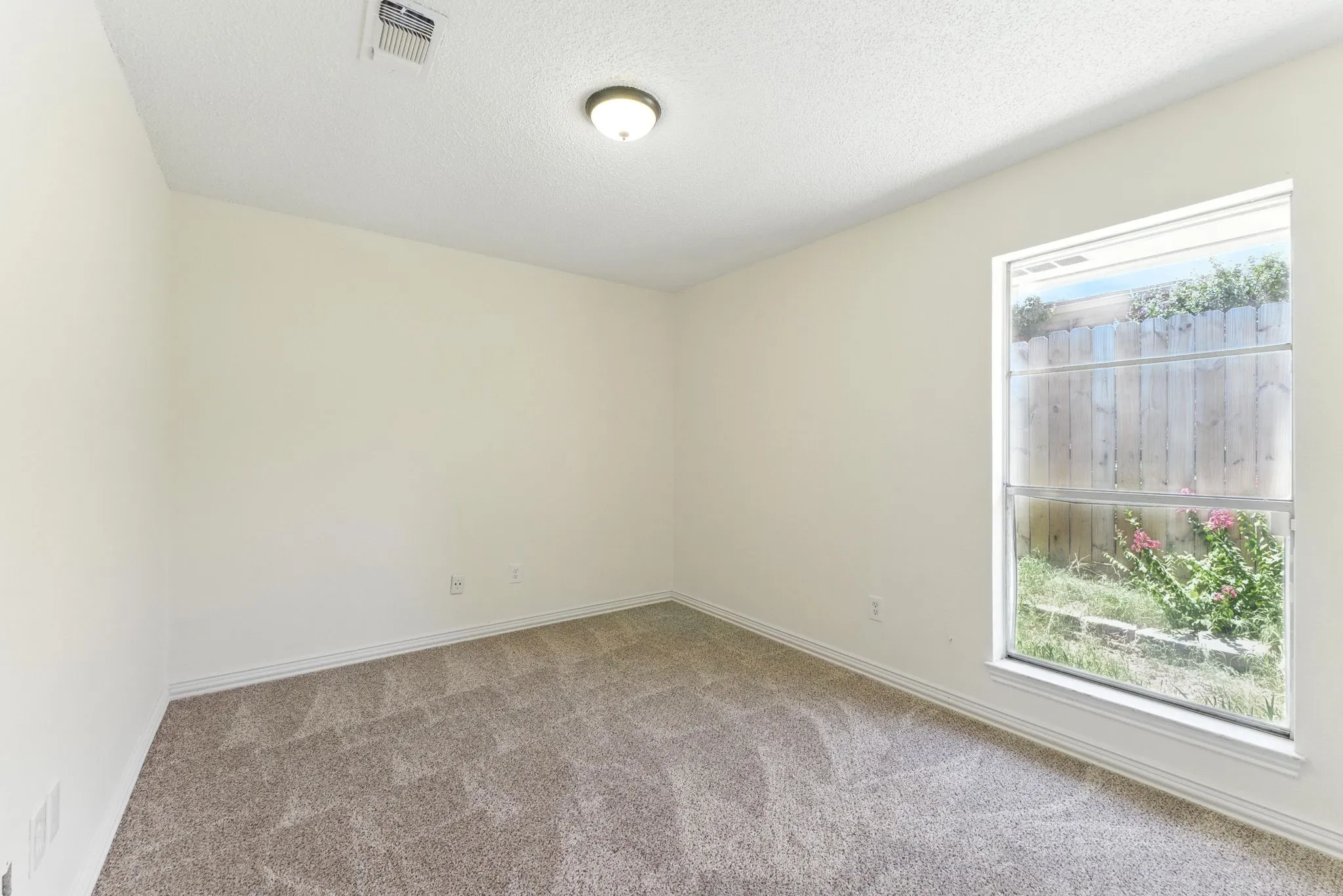 Single Family Residence For Sale in Tarrant County , 6905 W Cleburne Road, Fort Worth, Texas 76133, 4 Bedroom, 4 Bathroom, 2 Garage spaces, 2,292 Sqft, built in 1978, mls#21338540, Real Estate Agent in Fort Worth, Homes For Sale in Tarrant county, Homes For Sale in Fort Worth, Realtor in Fort Worth Texas, Real Estate Brokerage Independent Realty Texas, Luminita Cordes Realtor