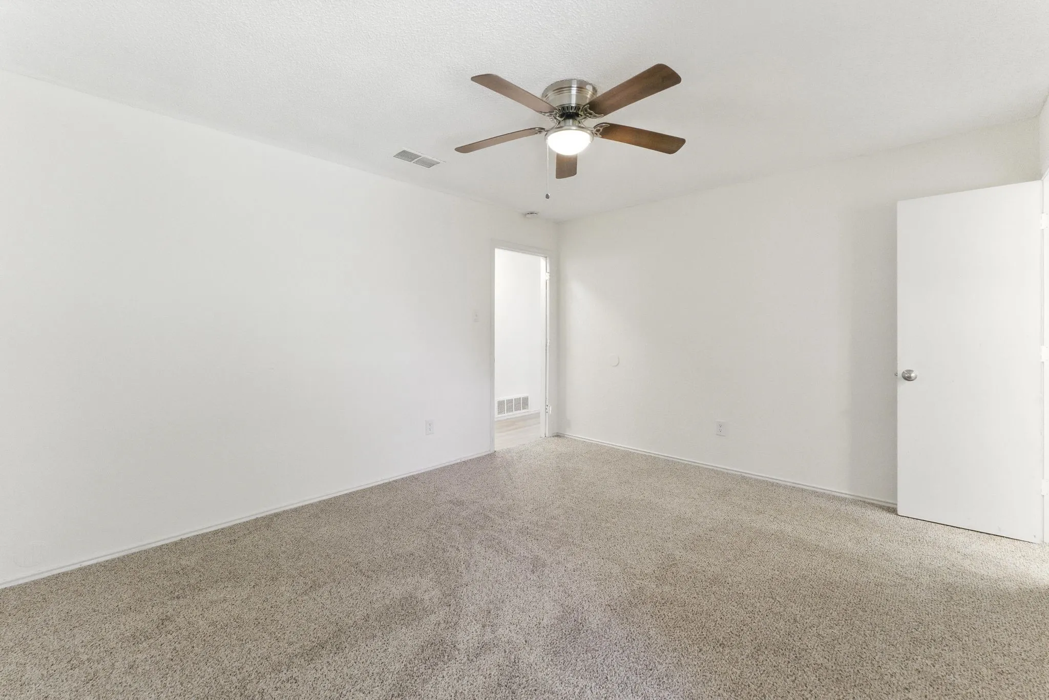 Single Family Residence For Sale in Tarrant County , 6905 W Cleburne Road, Fort Worth, Texas 76133, 4 Bedroom, 4 Bathroom, 2 Garage spaces, 2,292 Sqft, built in 1978, mls#21338540, Real Estate Agent in Fort Worth, Homes For Sale in Tarrant county, Homes For Sale in Fort Worth, Realtor in Fort Worth Texas, Real Estate Brokerage Independent Realty Texas, Luminita Cordes Realtor