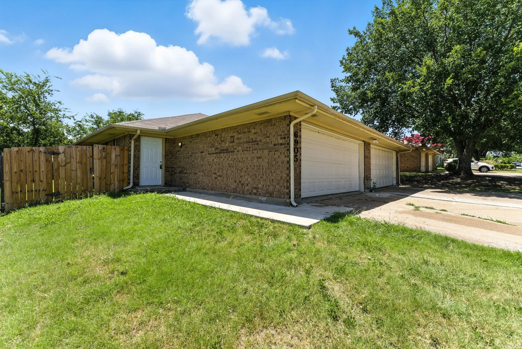 Single Family Residence For Sale in Tarrant County , 6905 W Cleburne Road, Fort Worth, Texas 76133, 4 Bedroom, 4 Bathroom, 2 Garage spaces, 2,292 Sqft, built in 1978, mls#21338540, Real Estate Agent in Fort Worth, Homes For Sale in Tarrant county, Homes For Sale in Fort Worth, Realtor in Fort Worth Texas, Real Estate Brokerage Independent Realty Texas, Luminita Cordes Realtor