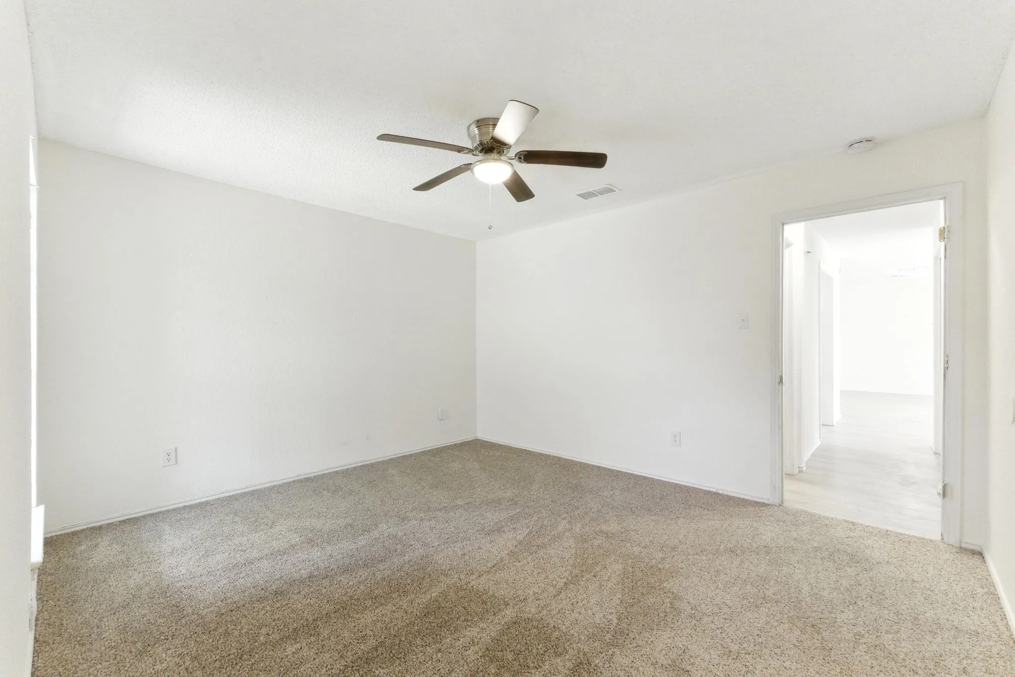 Single Family Residence For Sale in Tarrant County , 6905 W Cleburne Road, Fort Worth, Texas 76133, 4 Bedroom, 4 Bathroom, 2 Garage spaces, 2,292 Sqft, built in 1978, mls#21338540, Real Estate Agent in Fort Worth, Homes For Sale in Tarrant county, Homes For Sale in Fort Worth, Realtor in Fort Worth Texas, Real Estate Brokerage Independent Realty Texas, Luminita Cordes Realtor