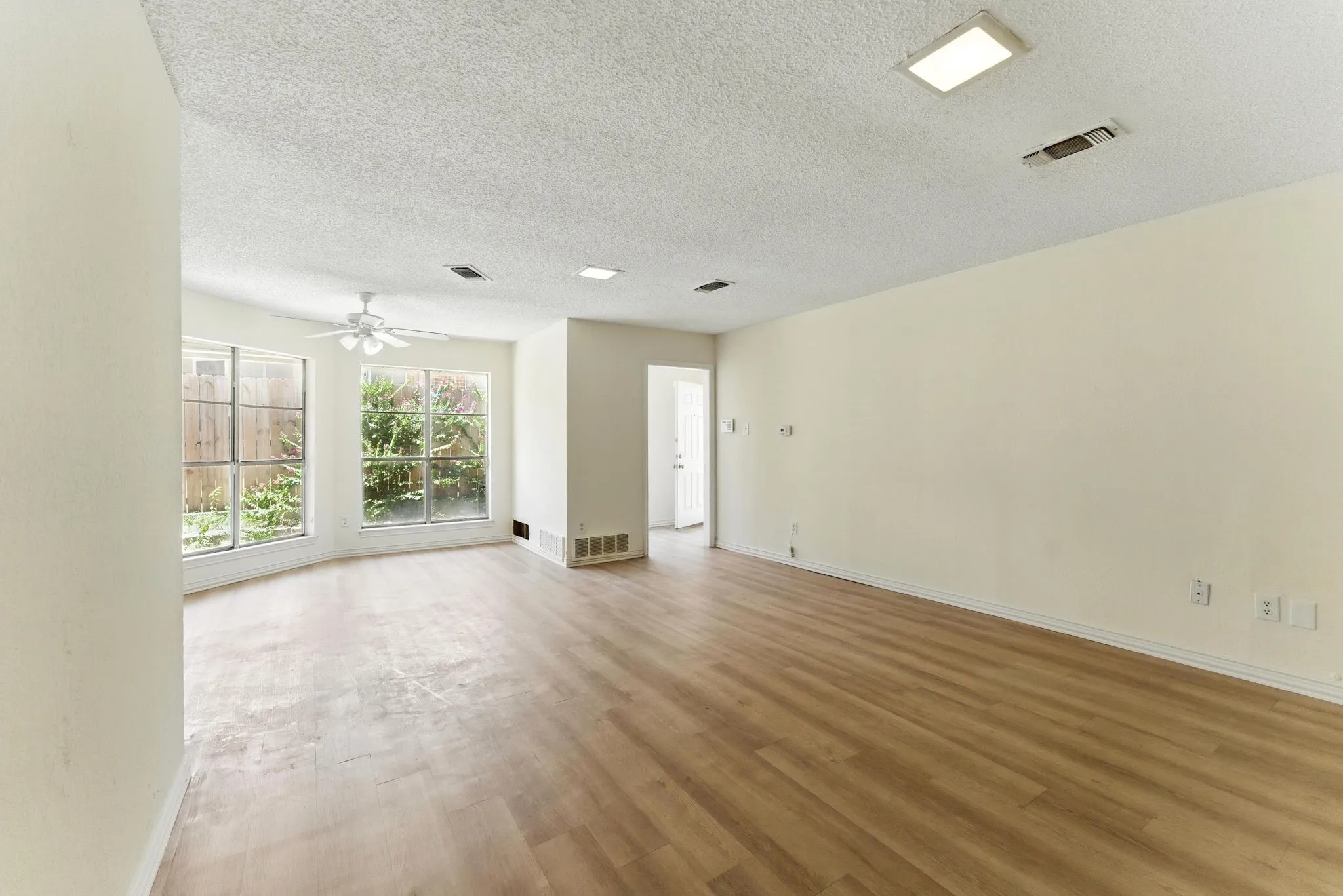 Single Family Residence For Sale in Tarrant County , 6905 W Cleburne Road, Fort Worth, Texas 76133, 4 Bedroom, 4 Bathroom, 2 Garage spaces, 2,292 Sqft, built in 1978, mls#21338540, Real Estate Agent in Fort Worth, Homes For Sale in Tarrant county, Homes For Sale in Fort Worth, Realtor in Fort Worth Texas, Real Estate Brokerage Independent Realty Texas, Luminita Cordes Realtor