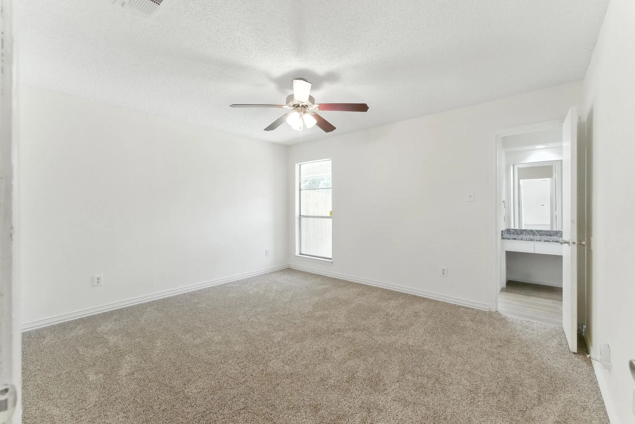 Single Family Residence For Sale in Tarrant County , 6905 W Cleburne Road, Fort Worth, Texas 76133, 4 Bedroom, 4 Bathroom, 2 Garage spaces, 2,292 Sqft, built in 1978, mls#21338540, Real Estate Agent in Fort Worth, Homes For Sale in Tarrant county, Homes For Sale in Fort Worth, Realtor in Fort Worth Texas, Real Estate Brokerage Independent Realty Texas, Luminita Cordes Realtor