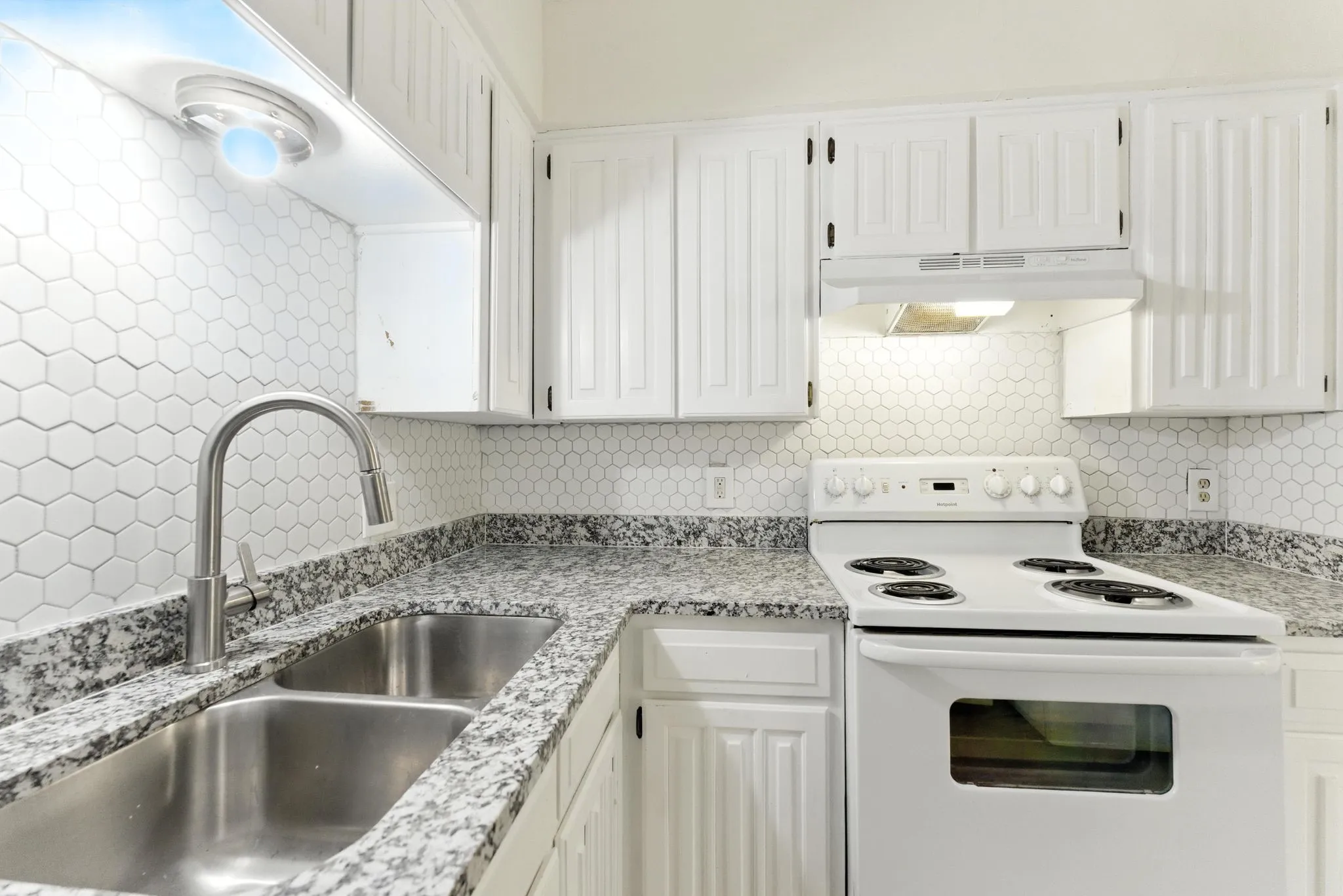 Single Family Residence For Sale in Tarrant County , 6905 W Cleburne Road, Fort Worth, Texas 76133, 4 Bedroom, 4 Bathroom, 2 Garage spaces, 2,292 Sqft, built in 1978, mls#21338540, Real Estate Agent in Fort Worth, Homes For Sale in Tarrant county, Homes For Sale in Fort Worth, Realtor in Fort Worth Texas, Real Estate Brokerage Independent Realty Texas, Luminita Cordes Realtor