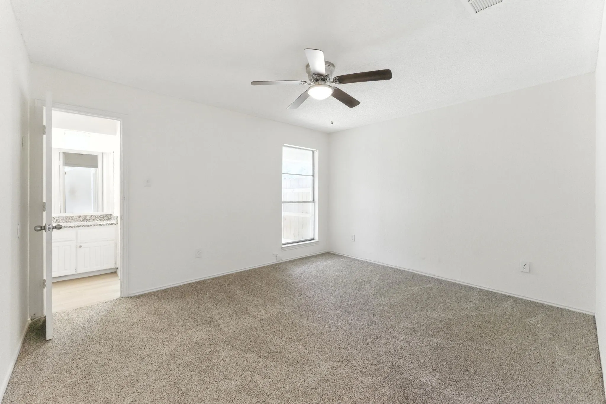 Single Family Residence For Sale in Tarrant County , 6905 W Cleburne Road, Fort Worth, Texas 76133, 4 Bedroom, 4 Bathroom, 2 Garage spaces, 2,292 Sqft, built in 1978, mls#21338540, Real Estate Agent in Fort Worth, Homes For Sale in Tarrant county, Homes For Sale in Fort Worth, Realtor in Fort Worth Texas, Real Estate Brokerage Independent Realty Texas, Luminita Cordes Realtor