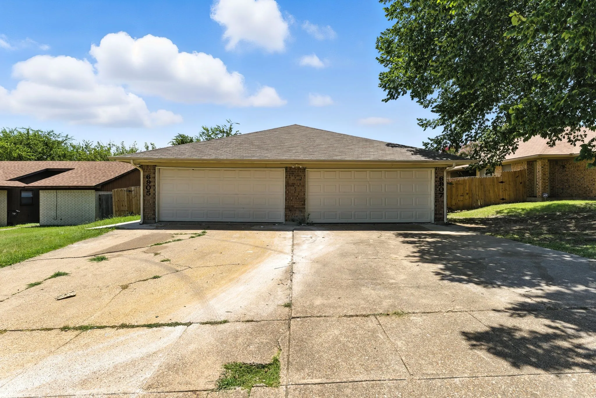 Single Family Residence For Sale in Tarrant County , 6905 W Cleburne Road, Fort Worth, Texas 76133, 4 Bedroom, 4 Bathroom, 2 Garage spaces, 2,292 Sqft, built in 1978, mls#21338540, Real Estate Agent in Fort Worth, Homes For Sale in Tarrant county, Homes For Sale in Fort Worth, Realtor in Fort Worth Texas, Real Estate Brokerage Independent Realty Texas, Luminita Cordes Realtor