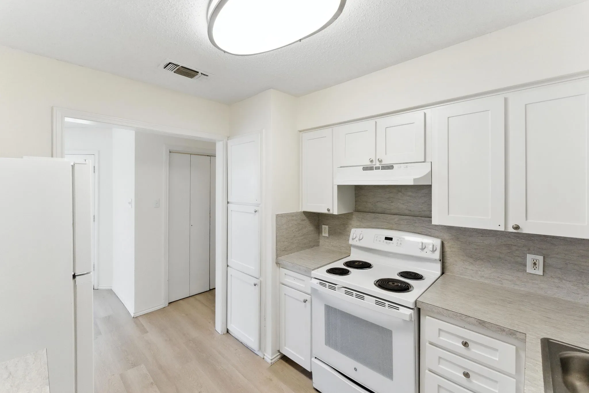 Single Family Residence For Sale in Tarrant County , 6905 W Cleburne Road, Fort Worth, Texas 76133, 4 Bedroom, 4 Bathroom, 2 Garage spaces, 2,292 Sqft, built in 1978, mls#21338540, Real Estate Agent in Fort Worth, Homes For Sale in Tarrant county, Homes For Sale in Fort Worth, Realtor in Fort Worth Texas, Real Estate Brokerage Independent Realty Texas, Luminita Cordes Realtor