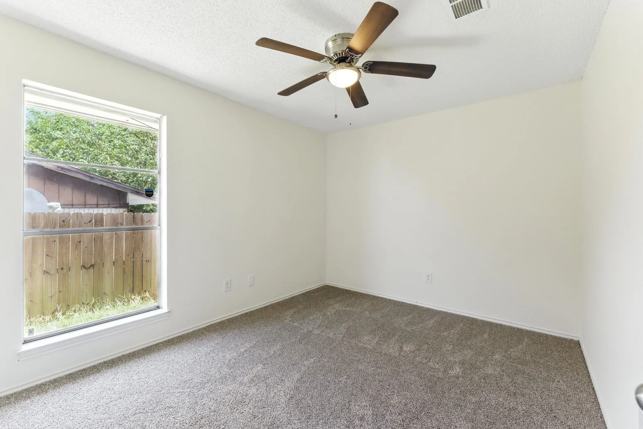 Single Family Residence For Sale in Tarrant County , 6905 W Cleburne Road, Fort Worth, Texas 76133, 4 Bedroom, 4 Bathroom, 2 Garage spaces, 2,292 Sqft, built in 1978, mls#21338540, Real Estate Agent in Fort Worth, Homes For Sale in Tarrant county, Homes For Sale in Fort Worth, Realtor in Fort Worth Texas, Real Estate Brokerage Independent Realty Texas, Luminita Cordes Realtor