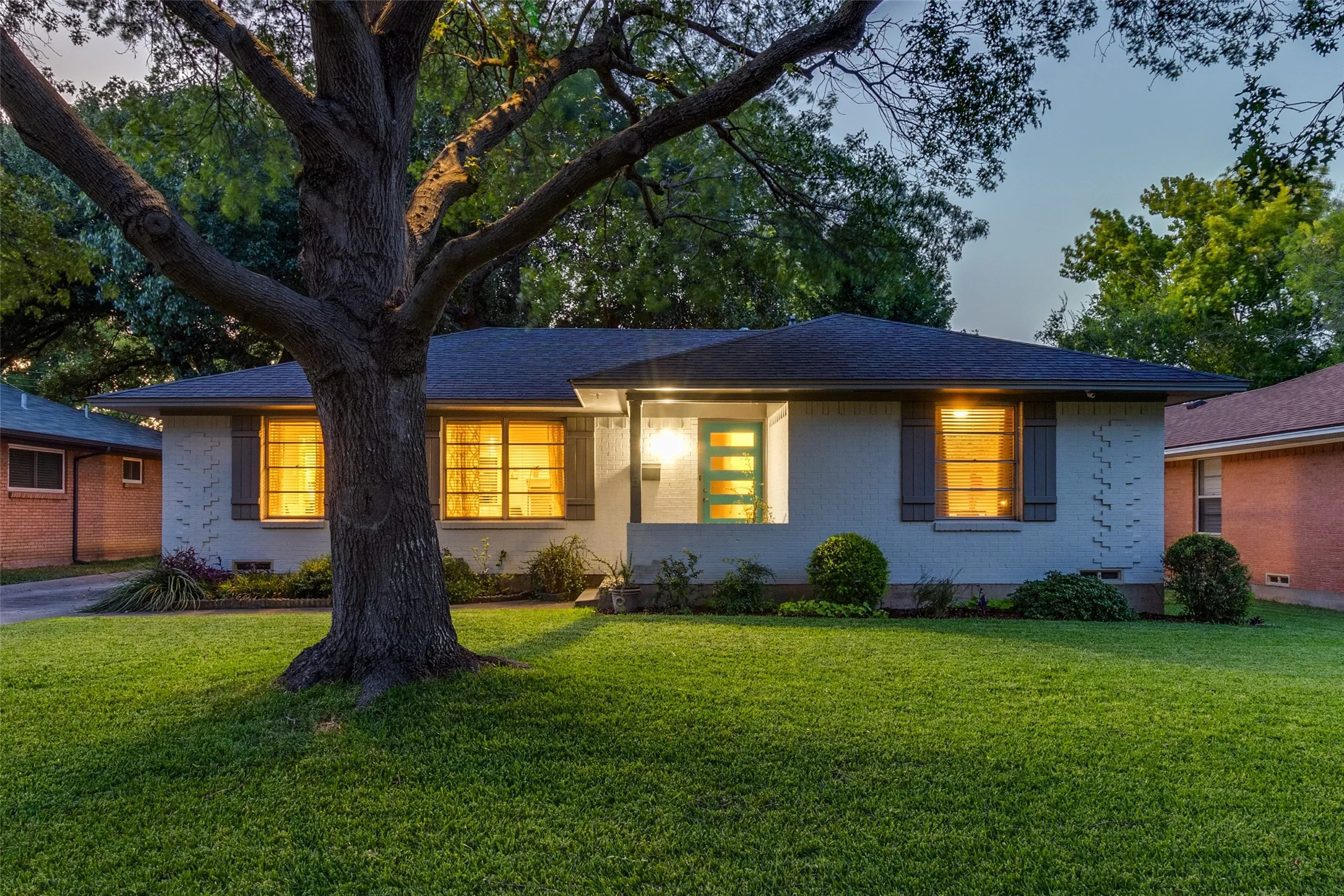 Single Family Residence For Sale in Dallas County , 10615 Longmeadow Drive, Dallas, Texas 75238, 3 Bedroom, 2 Bathroom, 2 Garage spaces, 1,520 Sqft, built in 1957, mls#21339850, Real Estate Agent in Dallas, Homes For Sale in Dallas county, Homes For Sale in Dallas, Realtor in Dallas Texas, Real Estate Brokerage Independent Realty Texas, Luminita Cordes Realtor