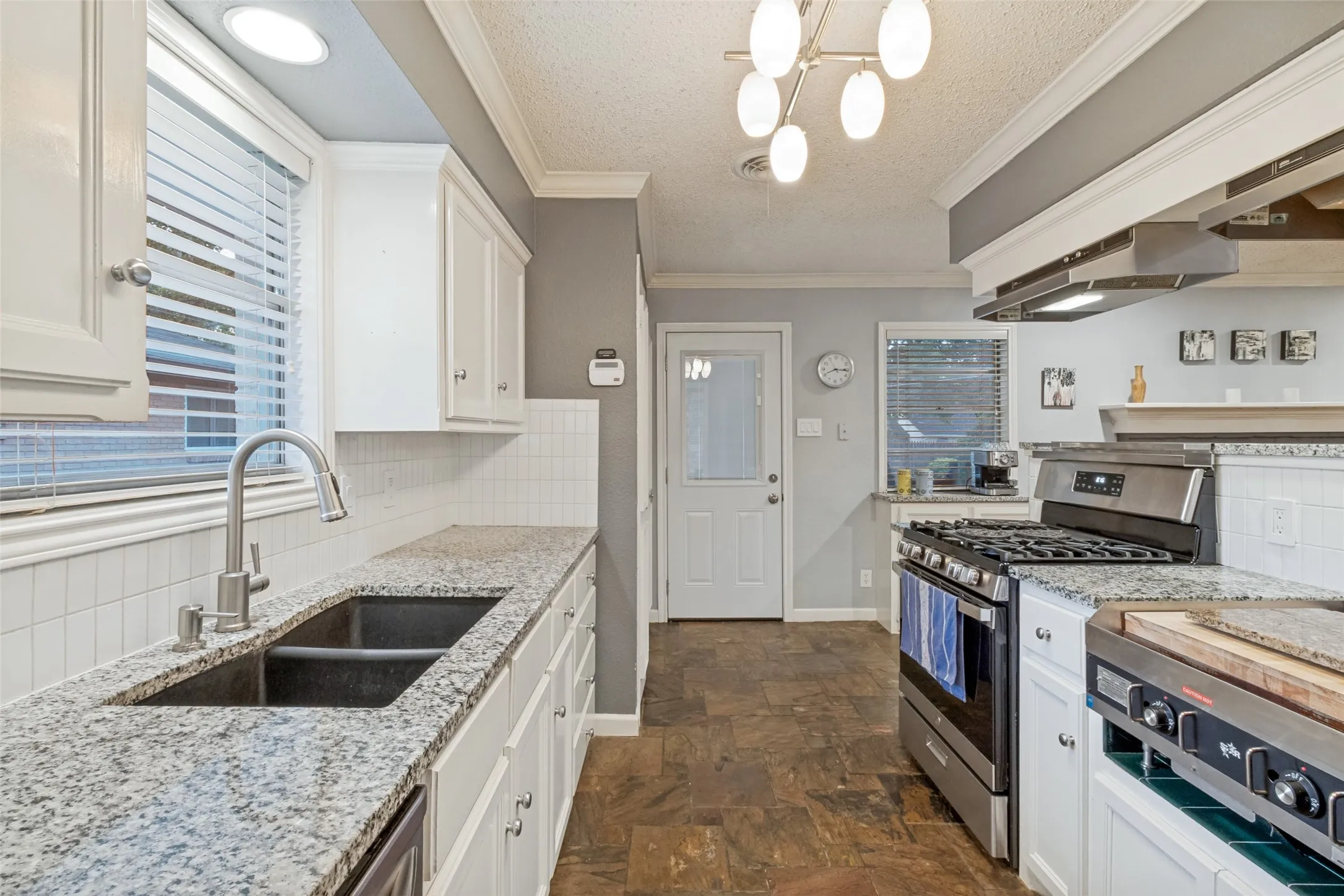 Single Family Residence For Sale in Dallas County , 10615 Longmeadow Drive, Dallas, Texas 75238, 3 Bedroom, 2 Bathroom, 2 Garage spaces, 1,520 Sqft, built in 1957, mls#21339850, Real Estate Agent in Dallas, Homes For Sale in Dallas county, Homes For Sale in Dallas, Realtor in Dallas Texas, Real Estate Brokerage Independent Realty Texas, Luminita Cordes Realtor