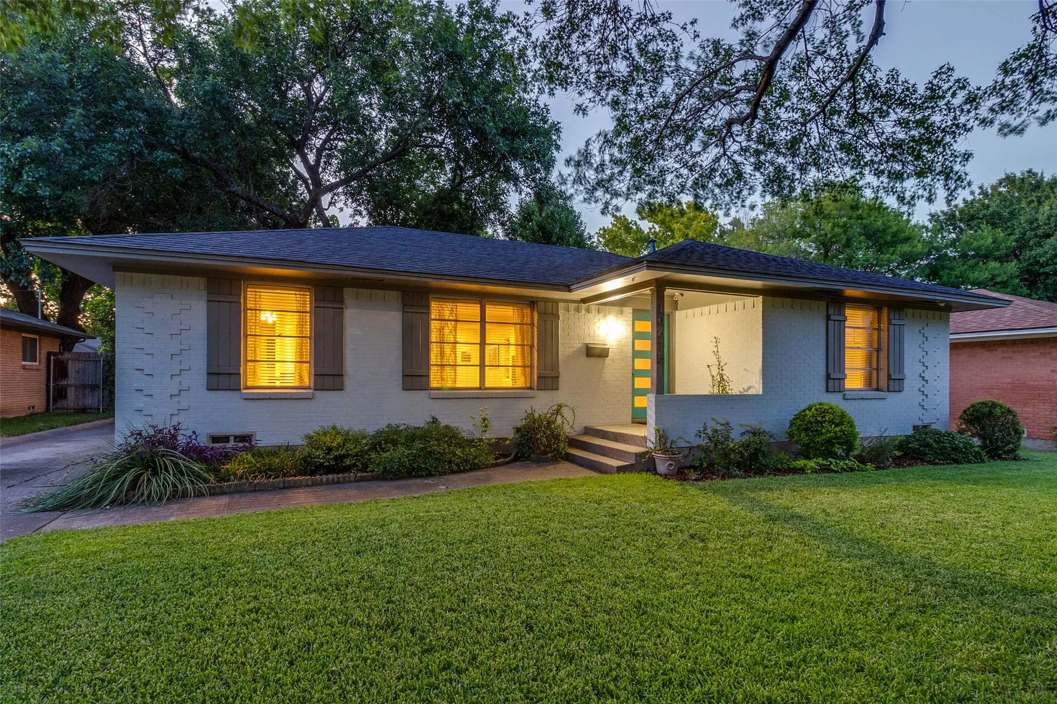Single Family Residence For Sale in Dallas County , 10615 Longmeadow Drive, Dallas, Texas 75238, 3 Bedroom, 2 Bathroom, 2 Garage spaces, 1,520 Sqft, built in 1957, mls#21339850, Real Estate Agent in Dallas, Homes For Sale in Dallas county, Homes For Sale in Dallas, Realtor in Dallas Texas, Real Estate Brokerage Independent Realty Texas, Luminita Cordes Realtor