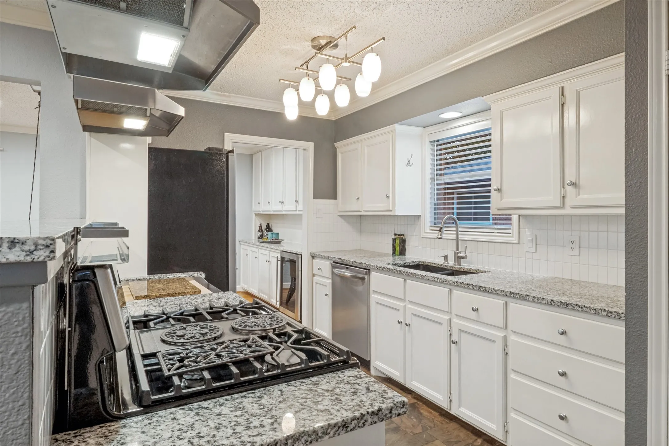 Single Family Residence For Sale in Dallas County , 10615 Longmeadow Drive, Dallas, Texas 75238, 3 Bedroom, 2 Bathroom, 2 Garage spaces, 1,520 Sqft, built in 1957, mls#21339850, Real Estate Agent in Dallas, Homes For Sale in Dallas county, Homes For Sale in Dallas, Realtor in Dallas Texas, Real Estate Brokerage Independent Realty Texas, Luminita Cordes Realtor