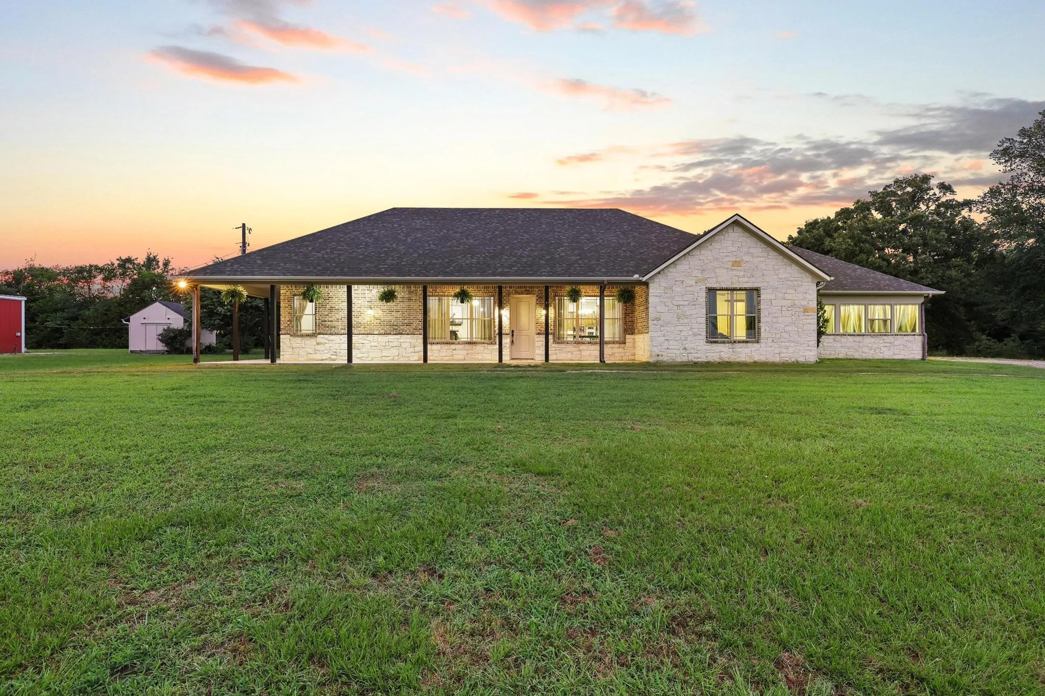 Single Family Residence For Sale in Hunt County , 7106 County Road 4729 2, Commerce, Texas 75428, 4 Bedroom, 3 Bathroom, Garage spaces, 3,070 Sqft, built in 2012, mls#21342336, Real Estate Agent in Commerce, Homes For Sale in Hunt county, Homes For Sale in Commerce, Realtor in Commerce Texas, Real Estate Brokerage Independent Realty Texas, Luminita Cordes Realtor