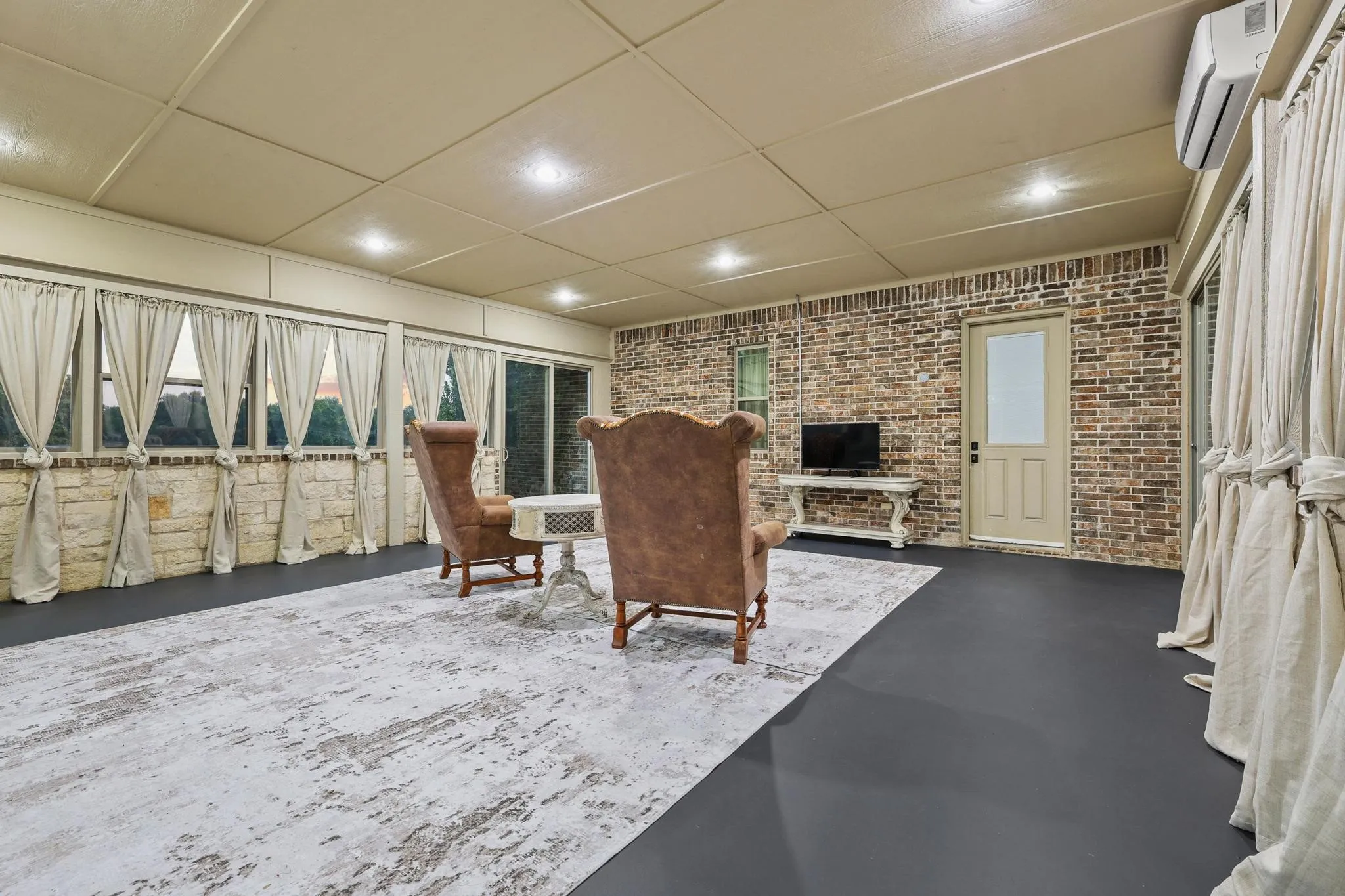 Single Family Residence For Sale in Hunt County , 7106 County Road 4729 2, Commerce, Texas 75428, 4 Bedroom, 3 Bathroom, Garage spaces, 3,070 Sqft, built in 2012, mls#21342336, Real Estate Agent in Commerce, Homes For Sale in Hunt county, Homes For Sale in Commerce, Realtor in Commerce Texas, Real Estate Brokerage Independent Realty Texas, Luminita Cordes Realtor