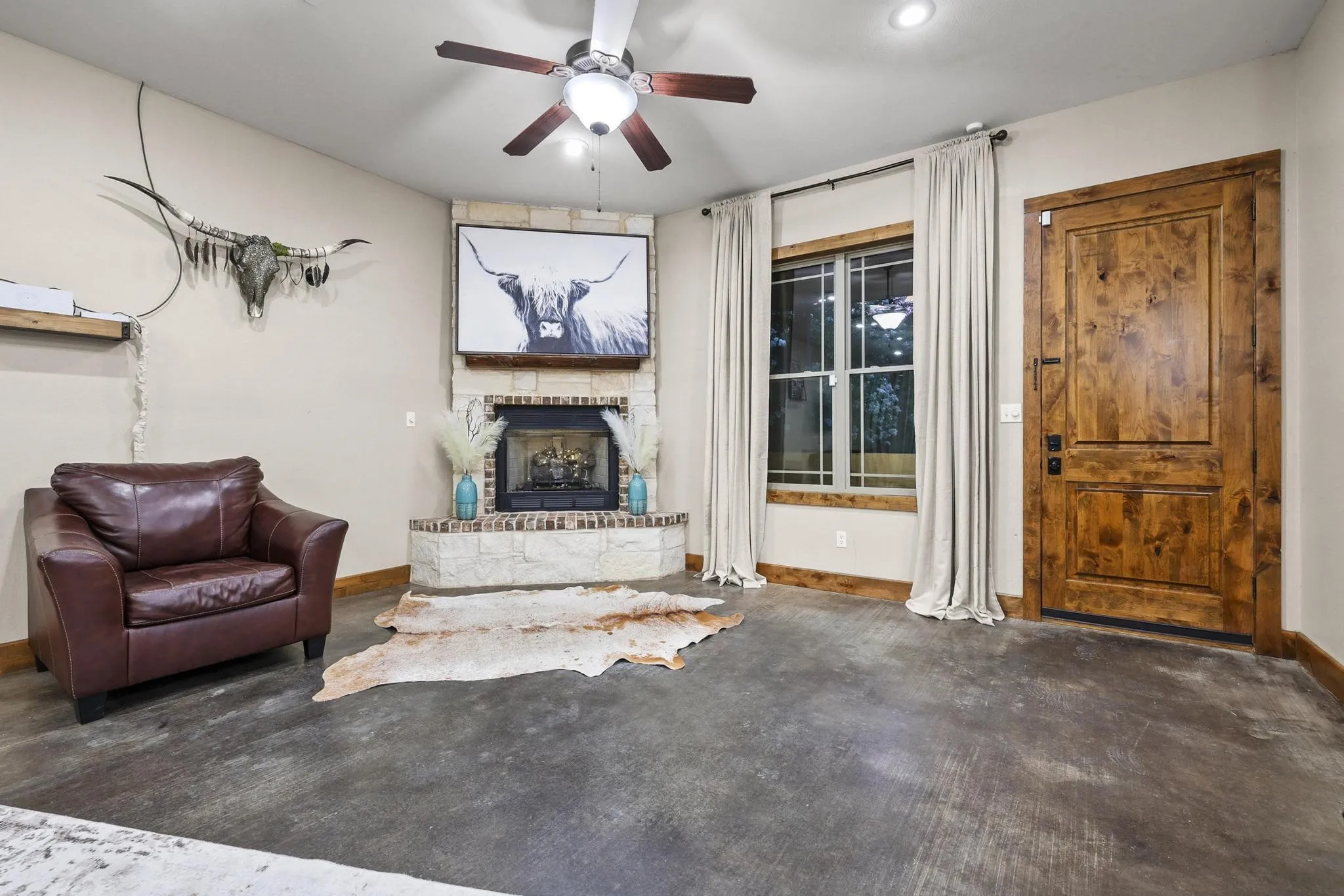 Single Family Residence For Sale in Hunt County , 7106 County Road 4729 2, Commerce, Texas 75428, 4 Bedroom, 3 Bathroom, Garage spaces, 3,070 Sqft, built in 2012, mls#21342336, Real Estate Agent in Commerce, Homes For Sale in Hunt county, Homes For Sale in Commerce, Realtor in Commerce Texas, Real Estate Brokerage Independent Realty Texas, Luminita Cordes Realtor