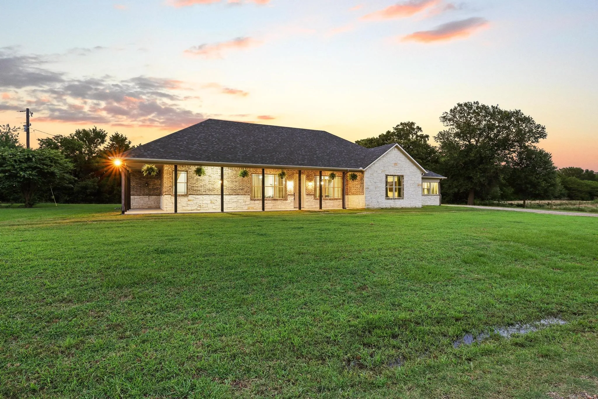 Single Family Residence For Sale in Hunt County , 7106 County Road 4729 2, Commerce, Texas 75428, 4 Bedroom, 3 Bathroom, Garage spaces, 3,070 Sqft, built in 2012, mls#21342336, Real Estate Agent in Commerce, Homes For Sale in Hunt county, Homes For Sale in Commerce, Realtor in Commerce Texas, Real Estate Brokerage Independent Realty Texas, Luminita Cordes Realtor